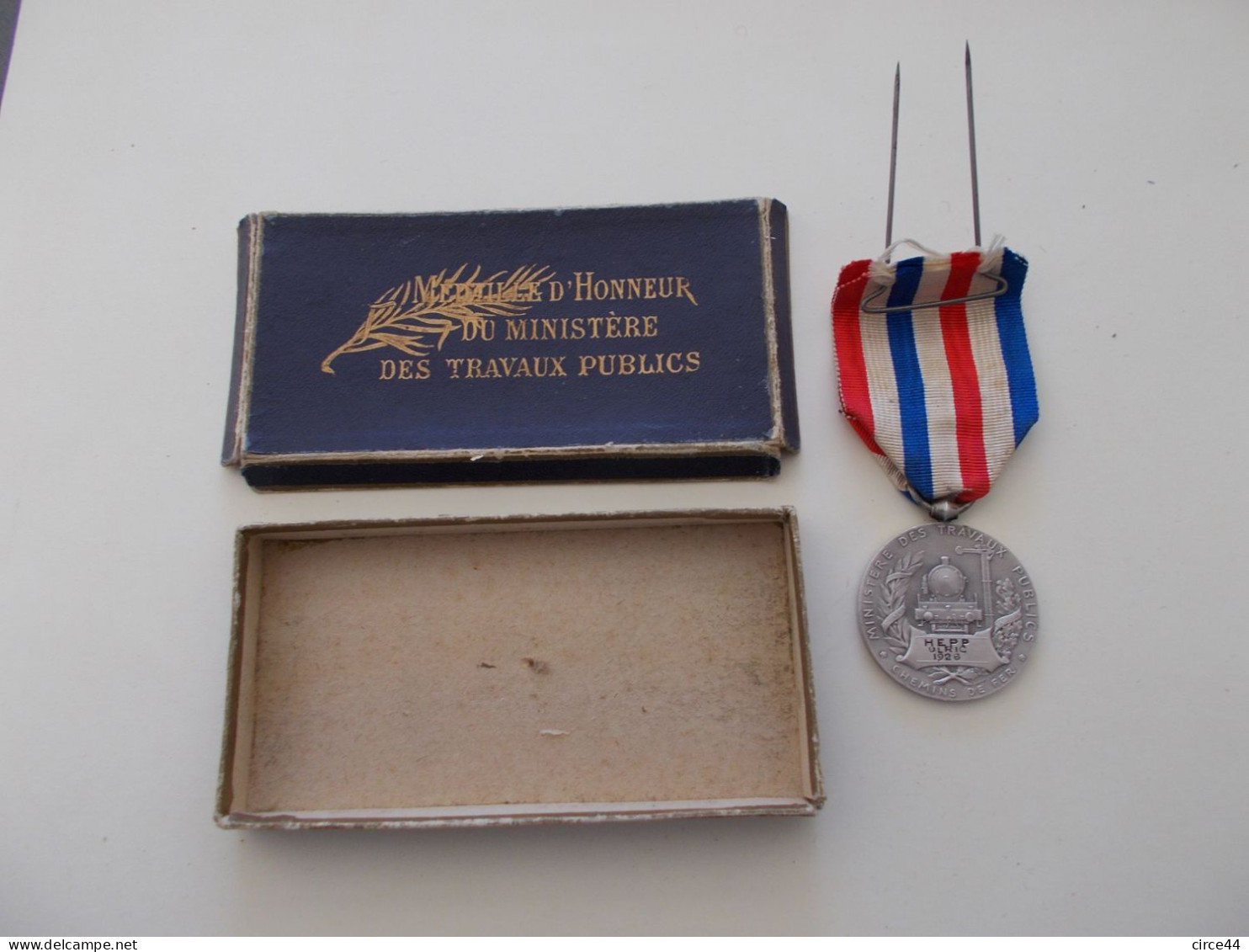 MEDAILLE D'HONNEUR.CHEMIN DE FER.EN ARGENT.POINCONNEE.DESAIDE ROTY..LOCOMOTVE.1926. - Professionnels / De Société