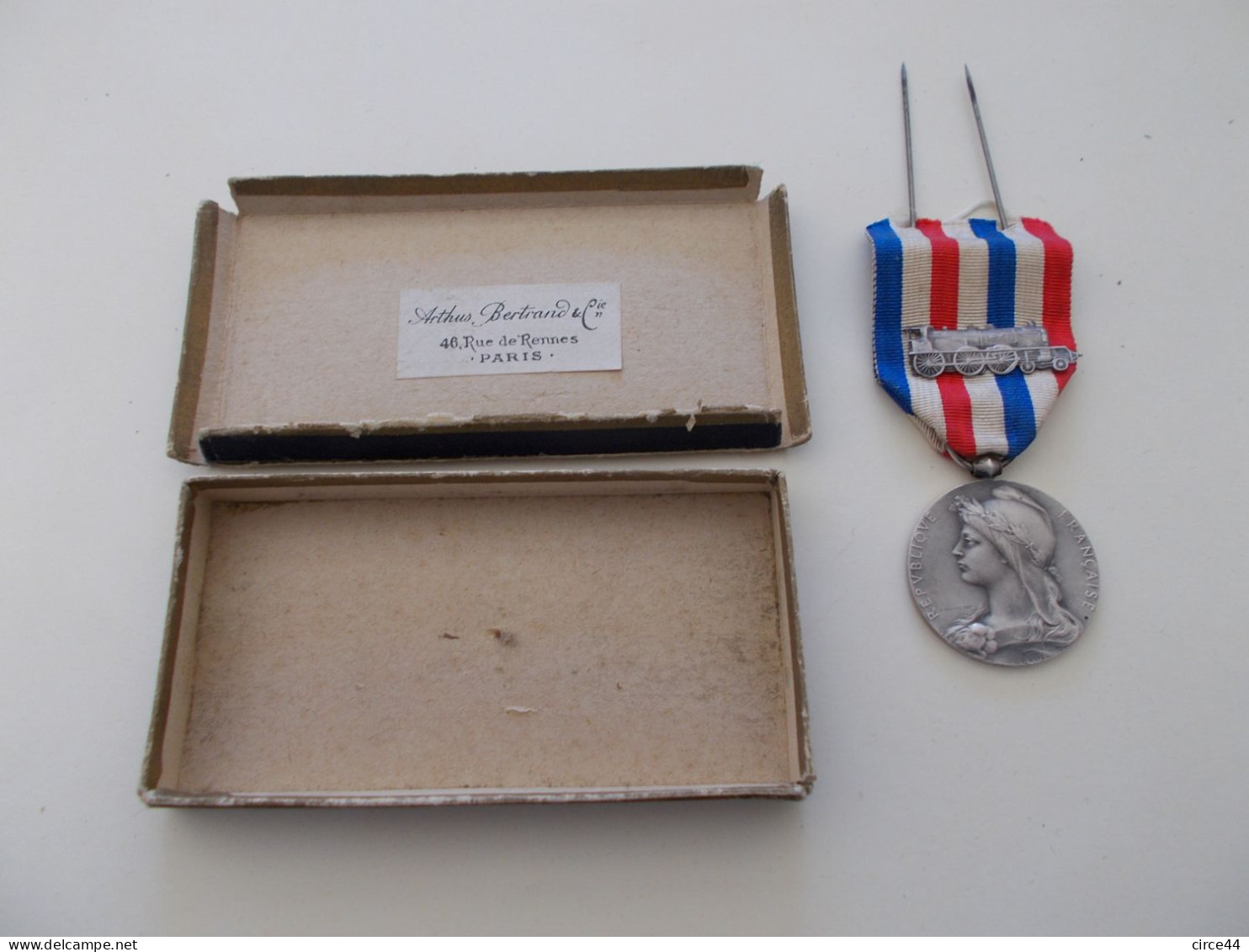 MEDAILLE D'HONNEUR.CHEMIN DE FER.EN ARGENT.POINCONNEE.DESAIDE ROTY..LOCOMOTVE.1926. - Professionals/Firms