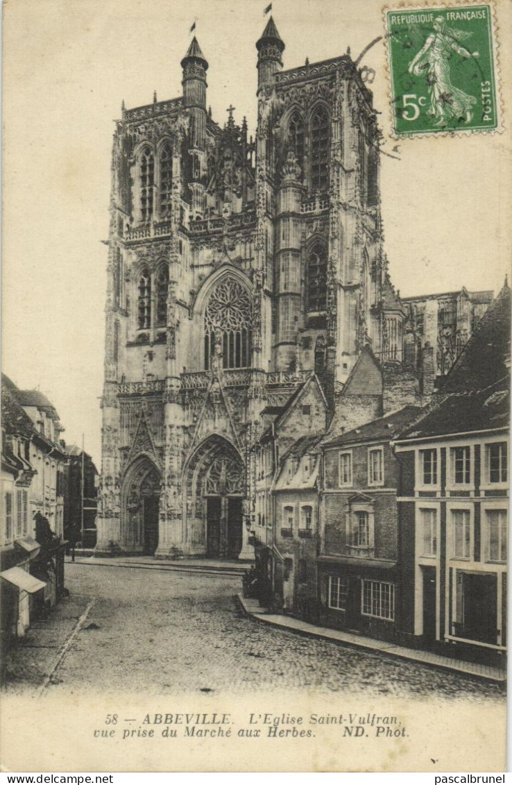 ABBEVILLE - L'EGLISE SAINT VULFRAN - VUE PRISE DU MARCHE AUX HERBES - Abbeville