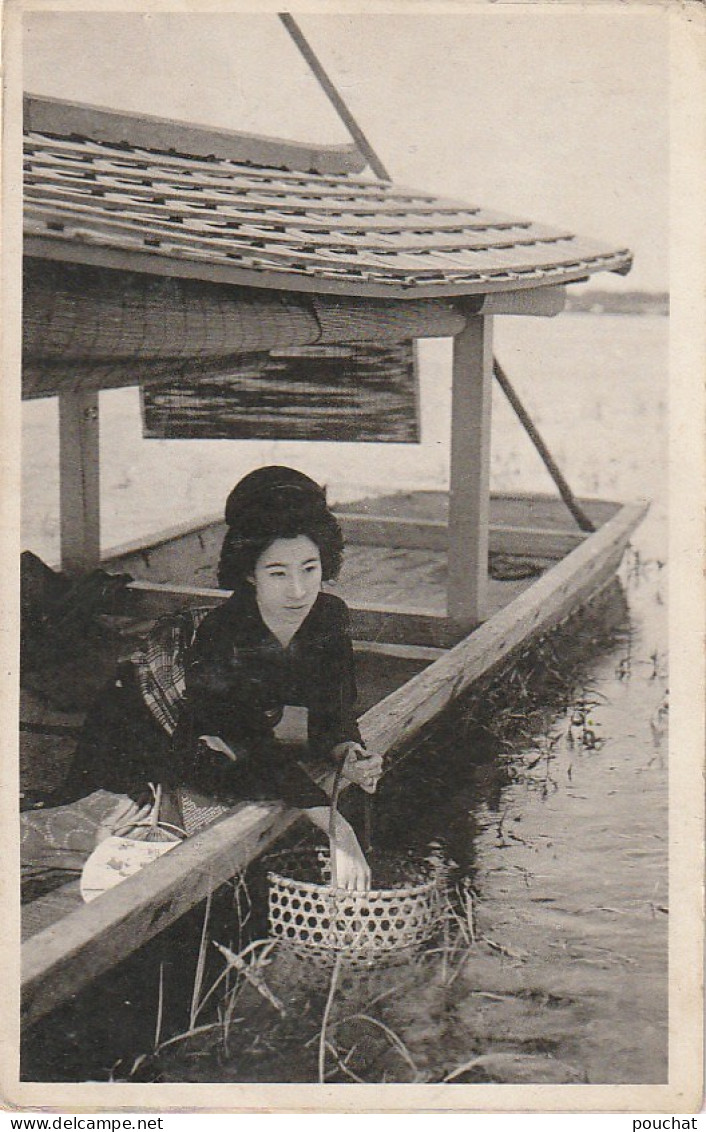 XU 3-(JAPON ) PORTRAIT DE JAPONAISE AVEC PANIER EN BAMBOU SUR BARQUE -  2 SCANS - Other & Unclassified