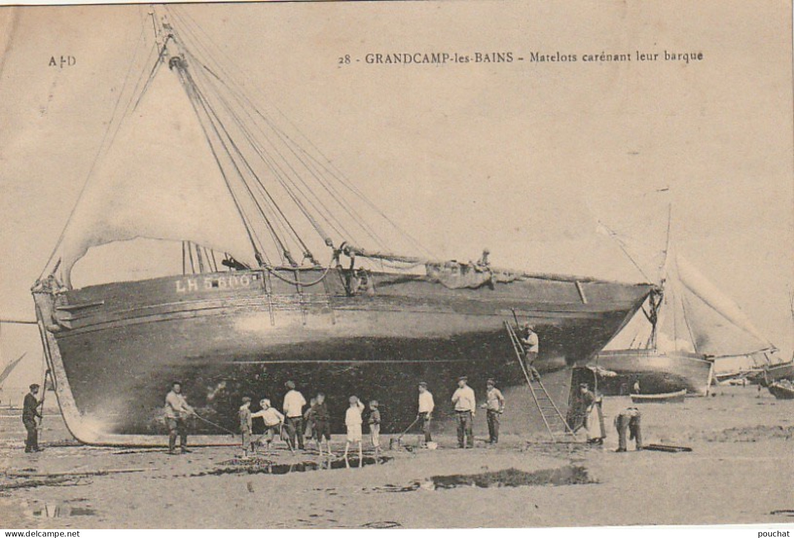 XU 7-(14) GRANDCAMP  LES BAINS - MATELOTS CARENANT LEUR BARQUE - ANIMATION - A. DUBOSQ  EDIT. , COMMES - 2 SCANS - Other & Unclassified