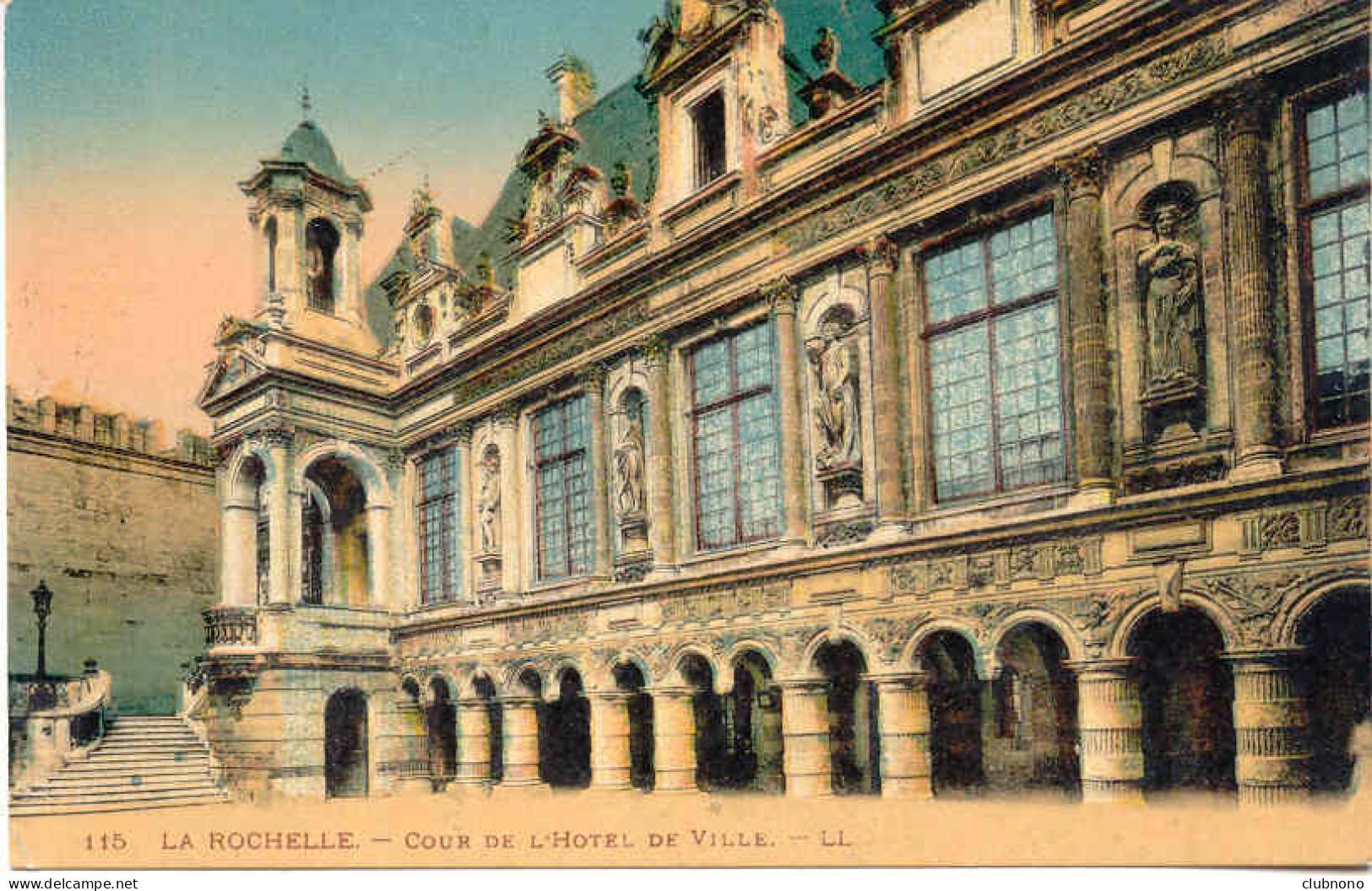 CPA - LA ROCHELLE - COUR DE L'HOTEL DE VILLE (COLORISE - ETAT PARFAIT) - La Rochelle