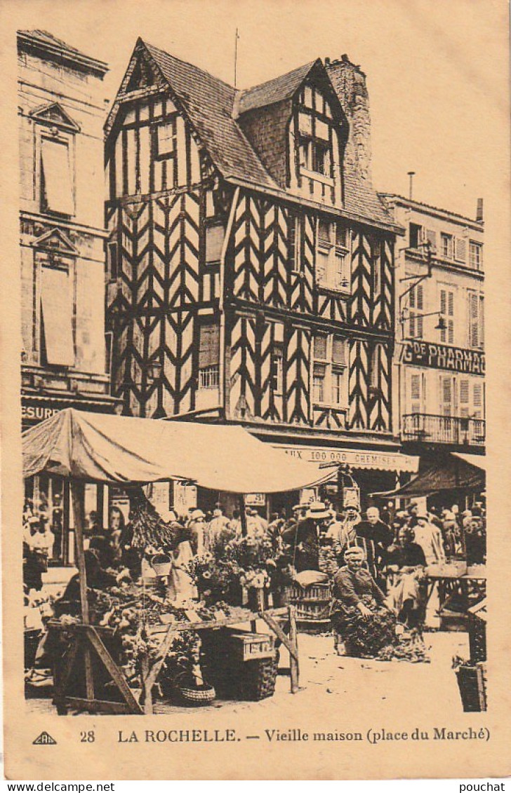 XU 12-(17) LA ROCHELLE - VIEILLE MAISON ( PLACE DU MARCHE  ) - COMMERCES : " AUX 100 000 CHEMISES " , Gde PHARMACIE  - La Rochelle