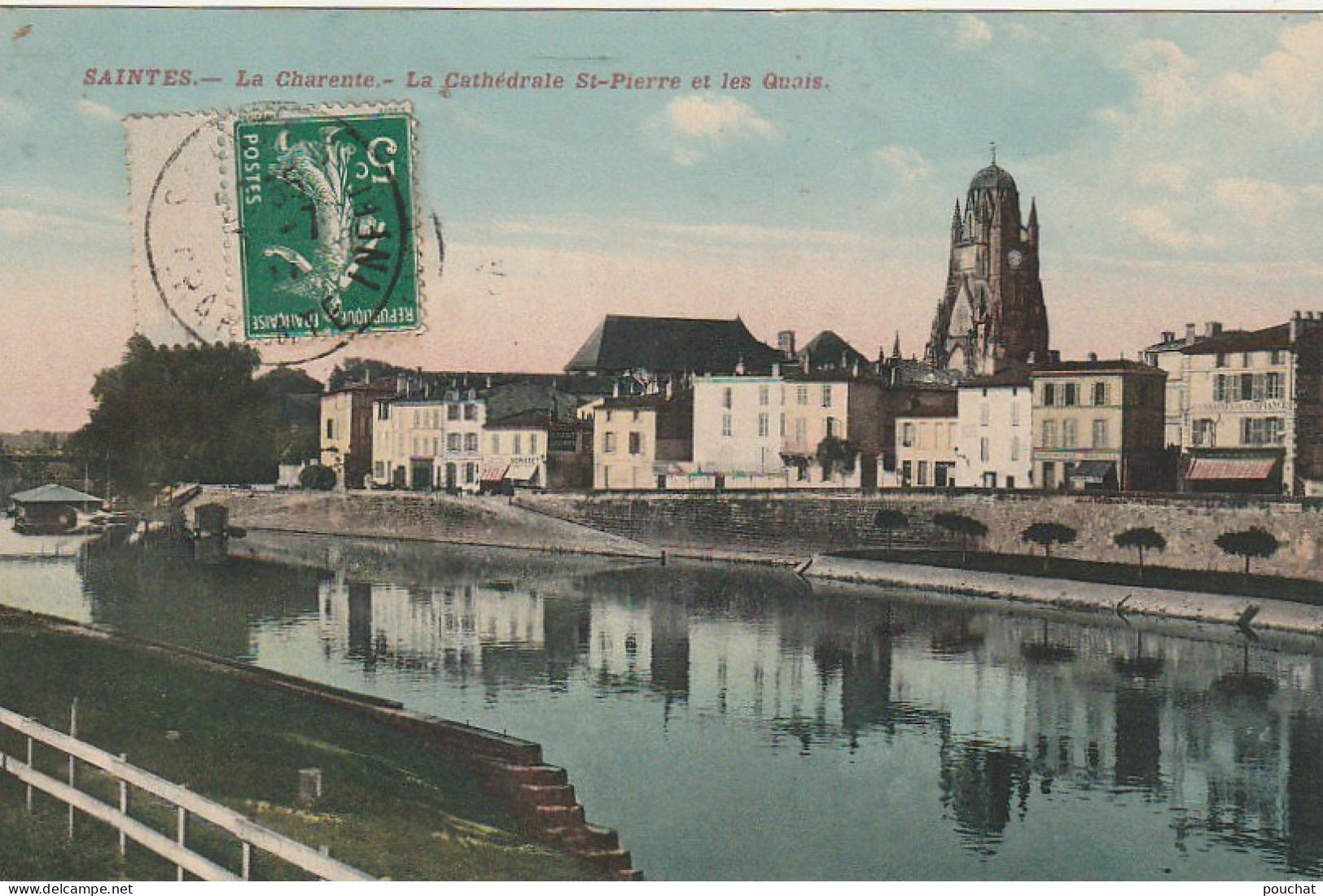 XU 13-(17) SAINTES - LA CHARENTE - LA CATHEDRALE ST PIERRE ET LES QUAIS - CARTE COLORISEE - 2 SCANS - Saintes