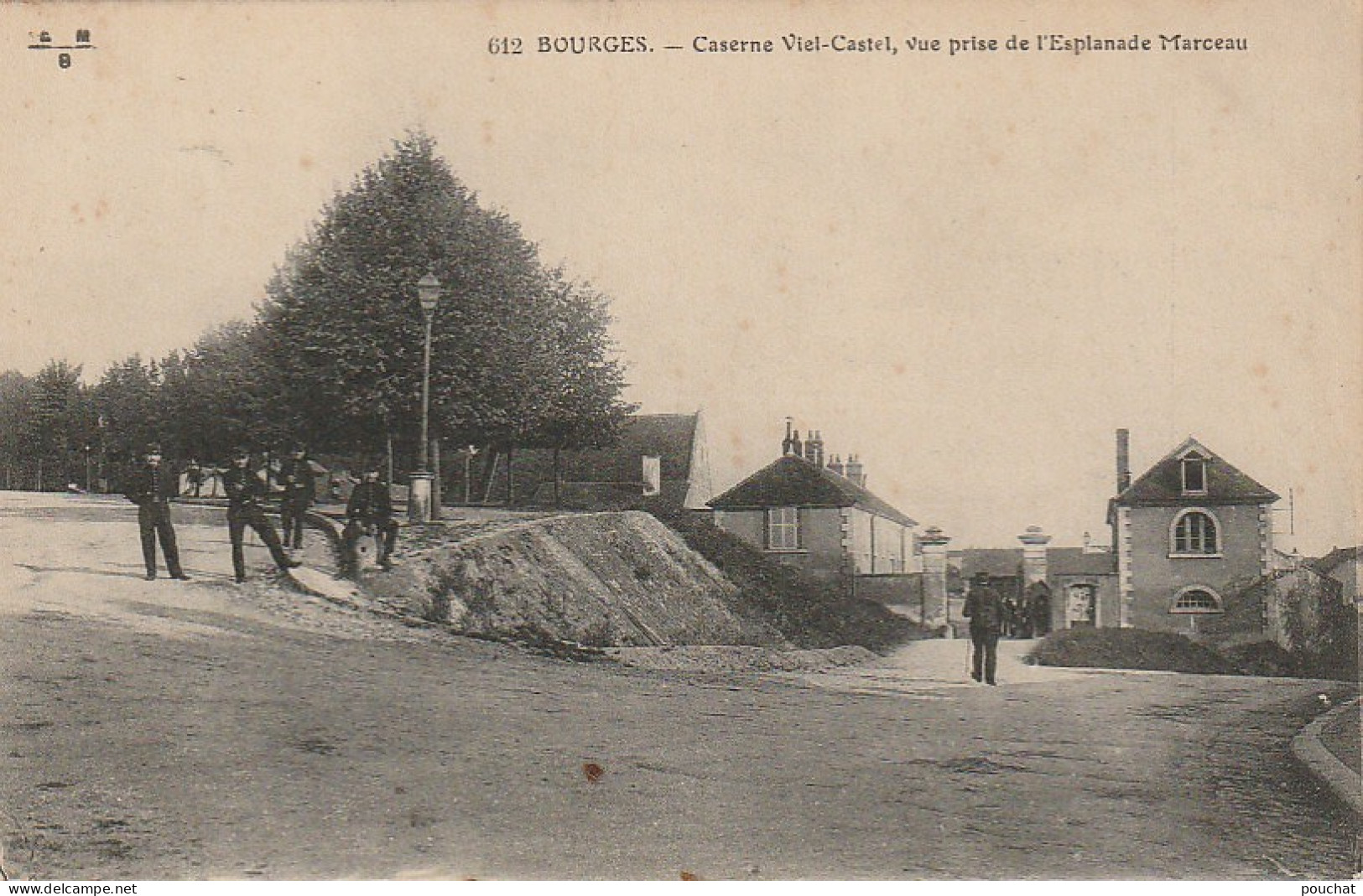 XU 14-(18) BOURGES - CASERNE VIEL CASTEL , VUE PRISE DE L' ESPLANADE MARCEAU - ANIMATION - 2 SCANS - Bourges