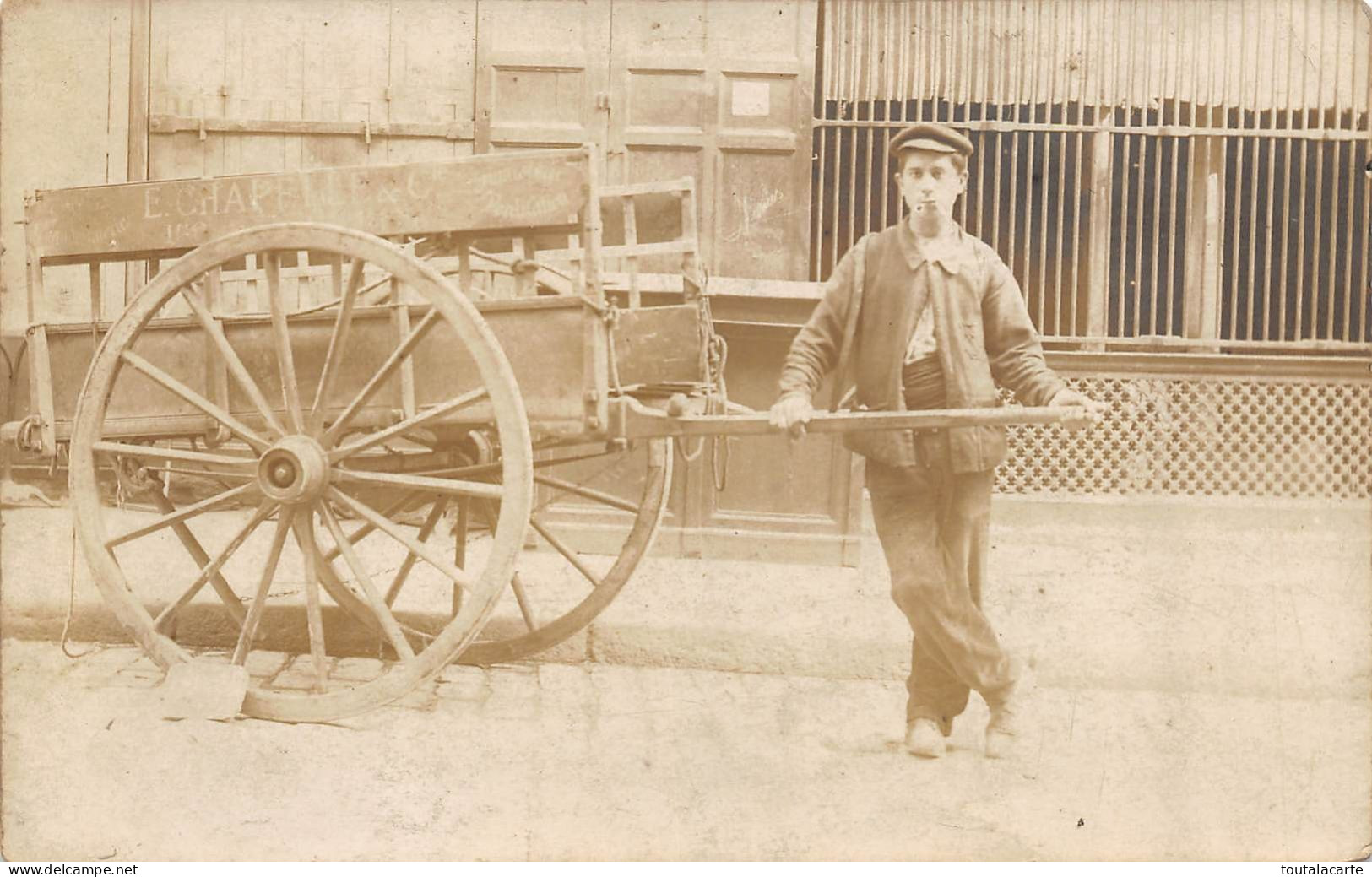 CARTE PHOTO PARIS 21 RUE EMILE ROSTAN APPRENTI CHARPENTIER LOUIS MANGAUD .... Voir Précision Au Verso - Distretto: 13