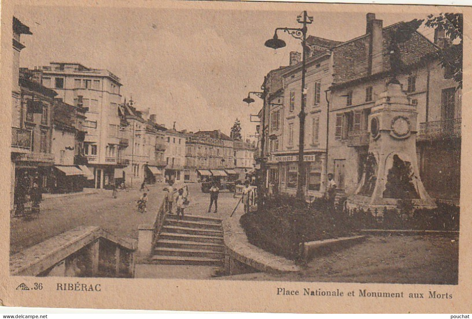 XU 21-(24) RIBERAC - PLACE NATIONALE ET MONUMENT AUX MORTS - ANIMATION - COMMERCES - 2 SCANS - Riberac