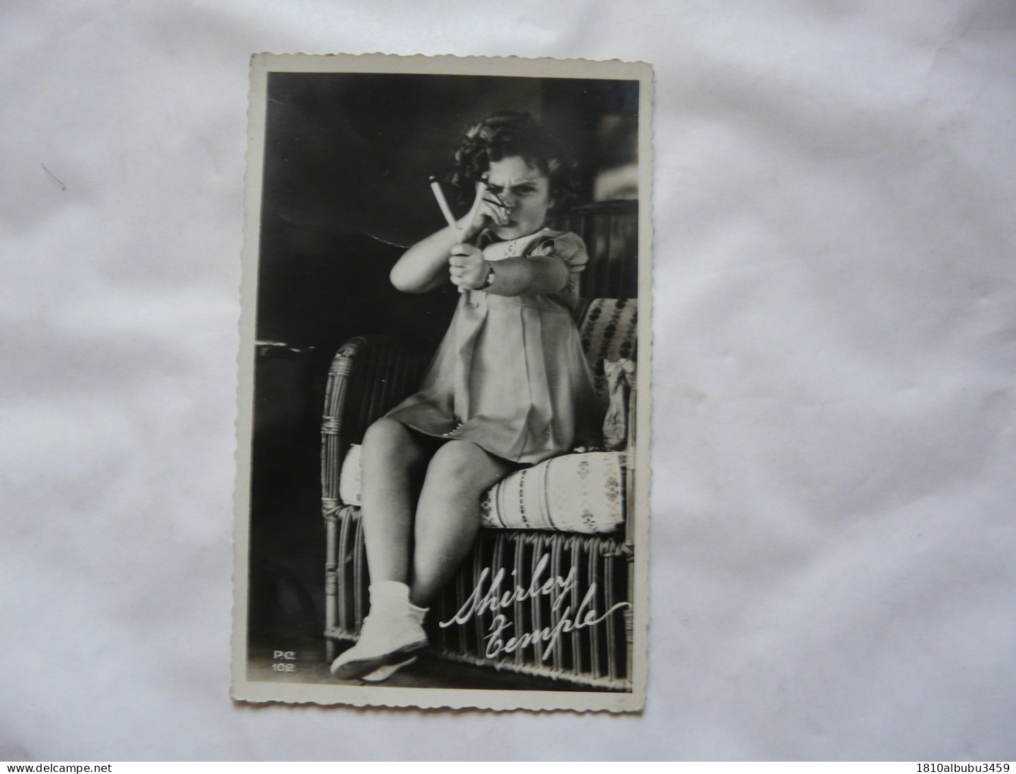 CARTE PHOTO - SHIRLEY TEMPLE Avec Une Fronde - Artiesten