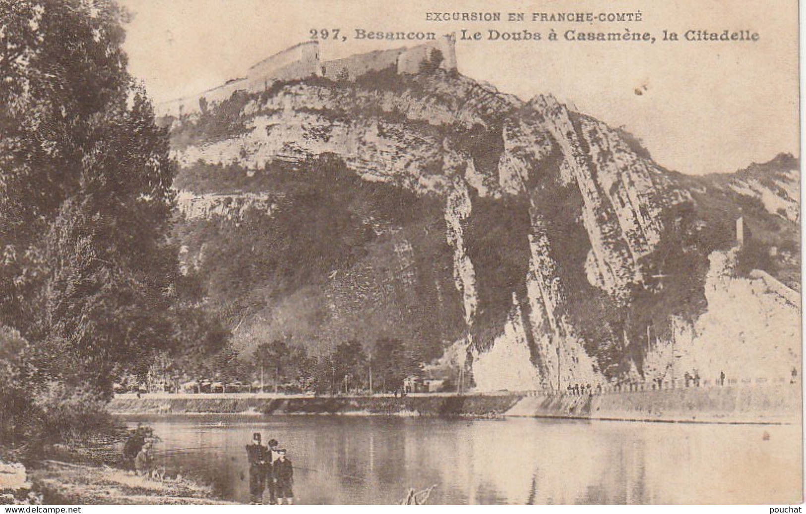 XU 23-(25) BESANCON -  LE DOUBS A CASAMENE , LA CITADELLE - ANIMATION - PECHEURS - 2 SCANS - Besancon