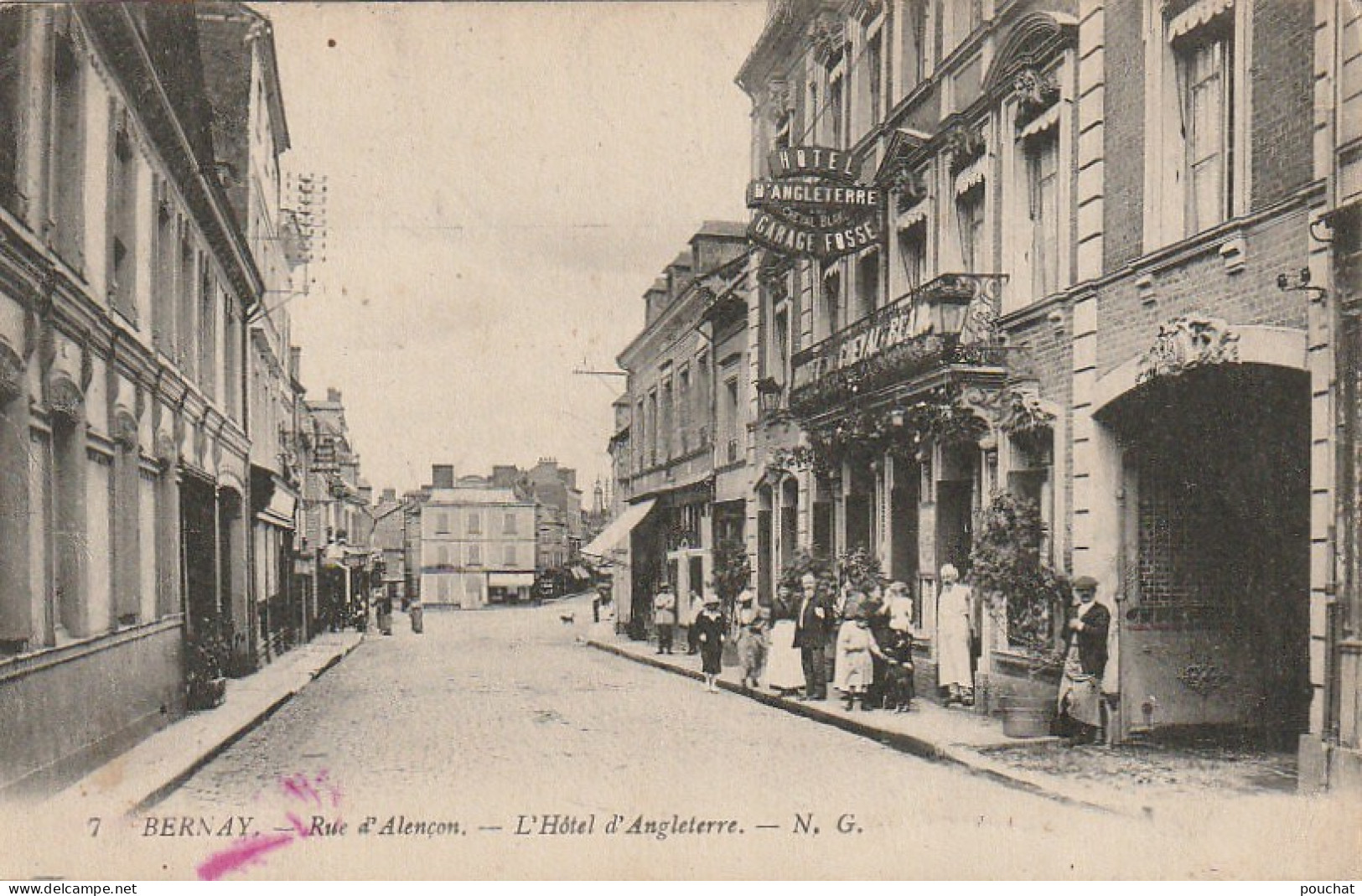 XU 25-(27) BERNAY - RUE D' ALENCON - L' HOTEL D' ANGLETERRE - ANIMATION ( LE PERSONNEL ? ) - 2 SCANS - Bernay