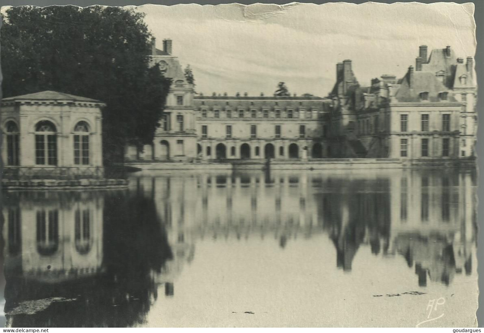 Palais De Fontainebleau - L'Etang Des Carpes Et Pavillon De Napoléon 1er - (P) - Fontainebleau