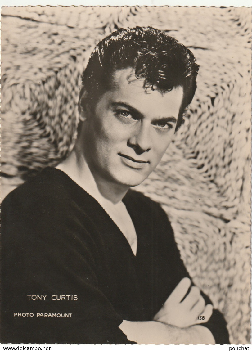 YO 9- PORTRAIT DE TONY CURTIS - PHOTO PARAMOUNT ( 1953 ) - EDIT. P.I. , PARIS - 2 SCANS - Berühmtheiten