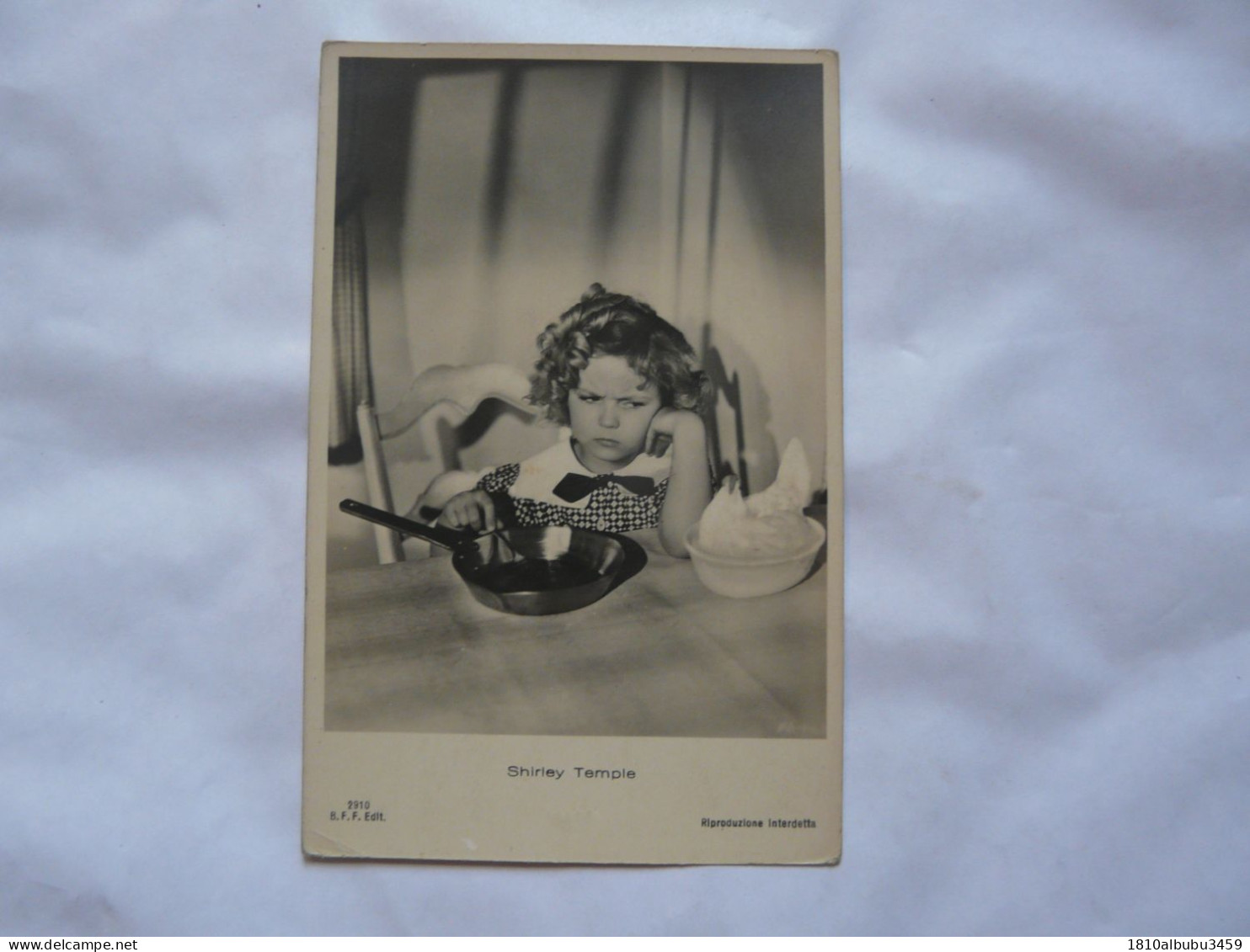 CARTE PHOTO - SHIRLEY TEMPLE Boudeuse Et Dans L'attente De La Ponte D'un Oeuf - Artistes