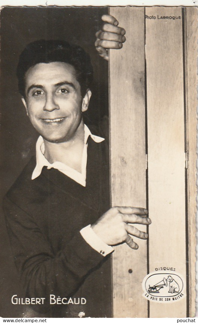 YO 10- PORTRAIT DE GILBERT BECAUD - PHOTO LARROQUE - CARTE PUB GALERIES MODERNES  ( 1959 ) - 2 SCANS - Célébrités