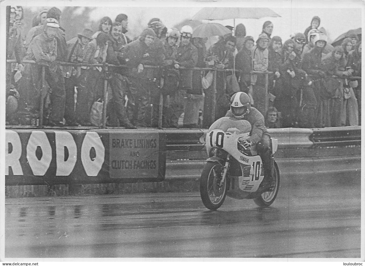 PILOTE MOTO GIACOMO AGOSTINI COURSE ANNEE 1974 700CC YAMAHA RACE OF THE YEAR PHOTO DE PRESSE ORIGINALE 18X13CM - Sport
