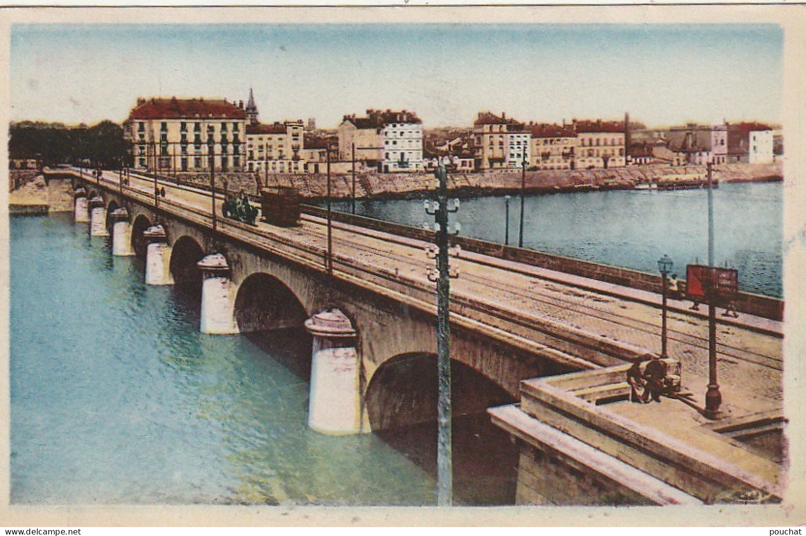 YO 25-(42) ROANNE - LE PONT ET LE QUAI DE LA LOIRE - ANIMATION - ATTELAGE , TRAMWAY - CARTE COLORISEE - 2 SCANS - Roanne