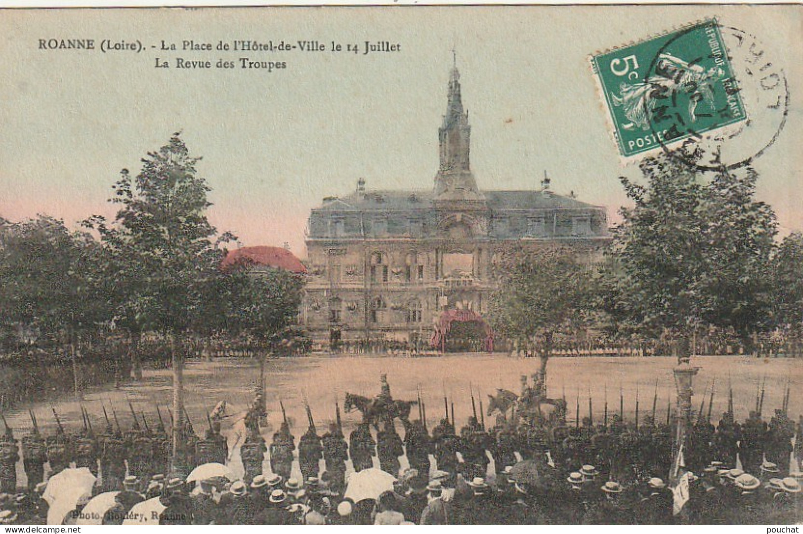 YO 25-(42) ROANNE - LA PLACE DE L' HOTEL DE VILLE LE 14 JUILLET - LA REVUE DES TROUPES - CARTE COLORISEE  - 2 SCANS - Roanne