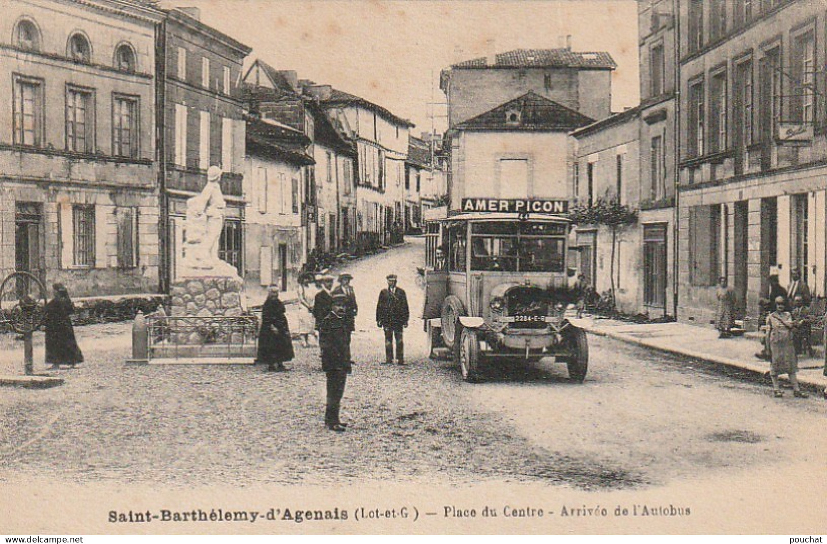 YO Nw30- SAINT BARTHELEMY D'AGENAIS ( 47 ) - ARRIVEE DE L'AUTOBUS ( BERLIET ) , PUB AMER PICON - ANIMATION  - Autobús & Autocar