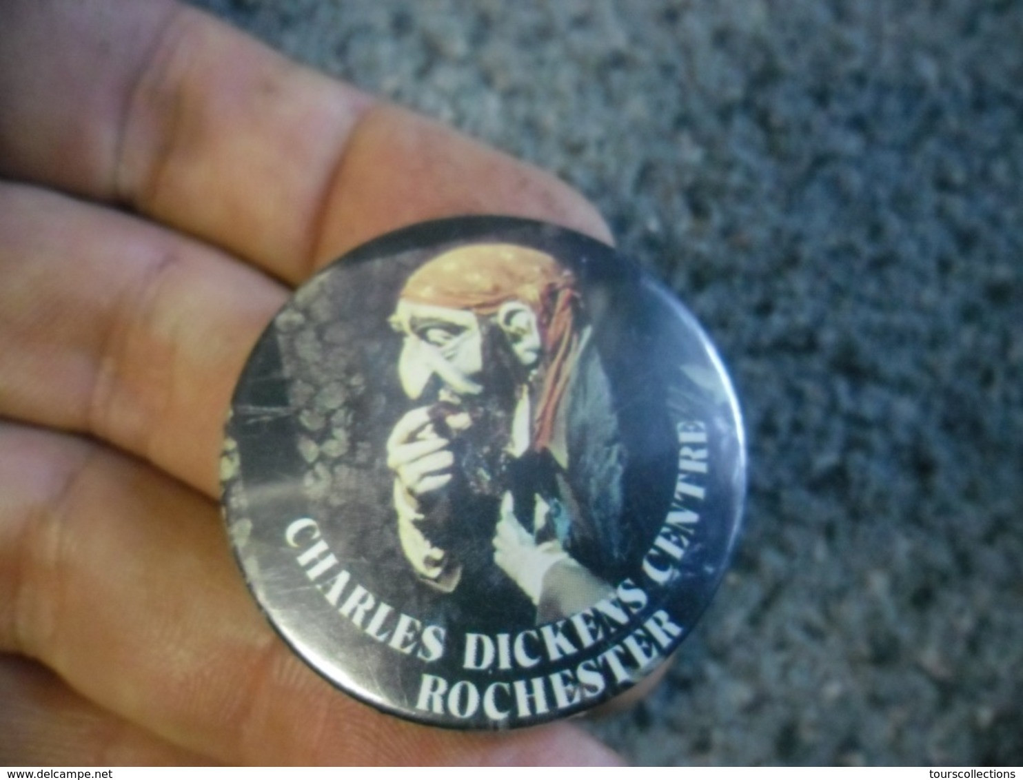 No Pin's - BADGE Vers 1983 Centre Charles Dickens Romancier Littérature à Rochester Dans Le Kent - Angleterre @ 36 Mm - Celebrities