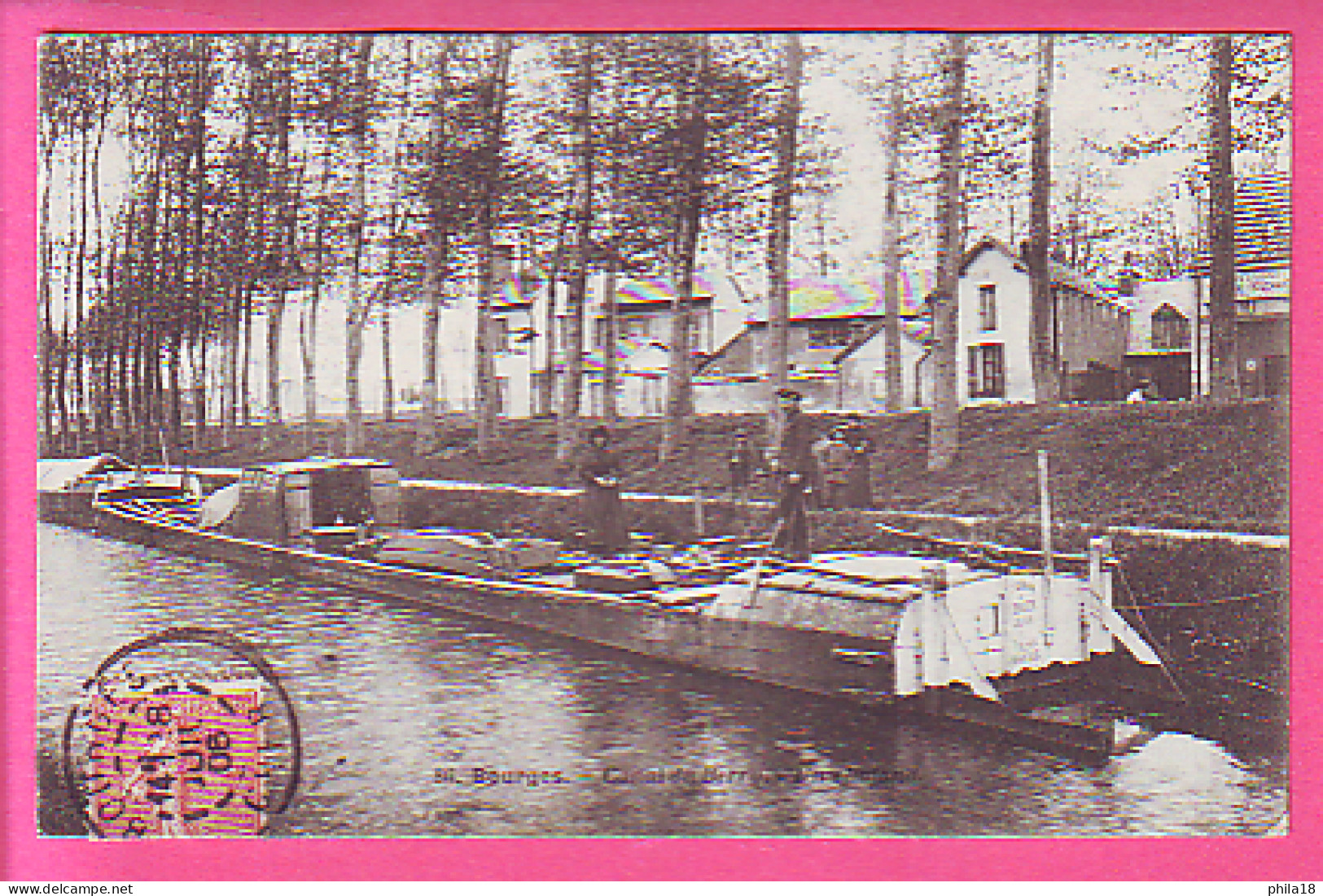 BOURGES CANAL DU BERRY UN CHALAND - CP  ANIMEE -   BATELIER  - SPECTATEURS - Bourges