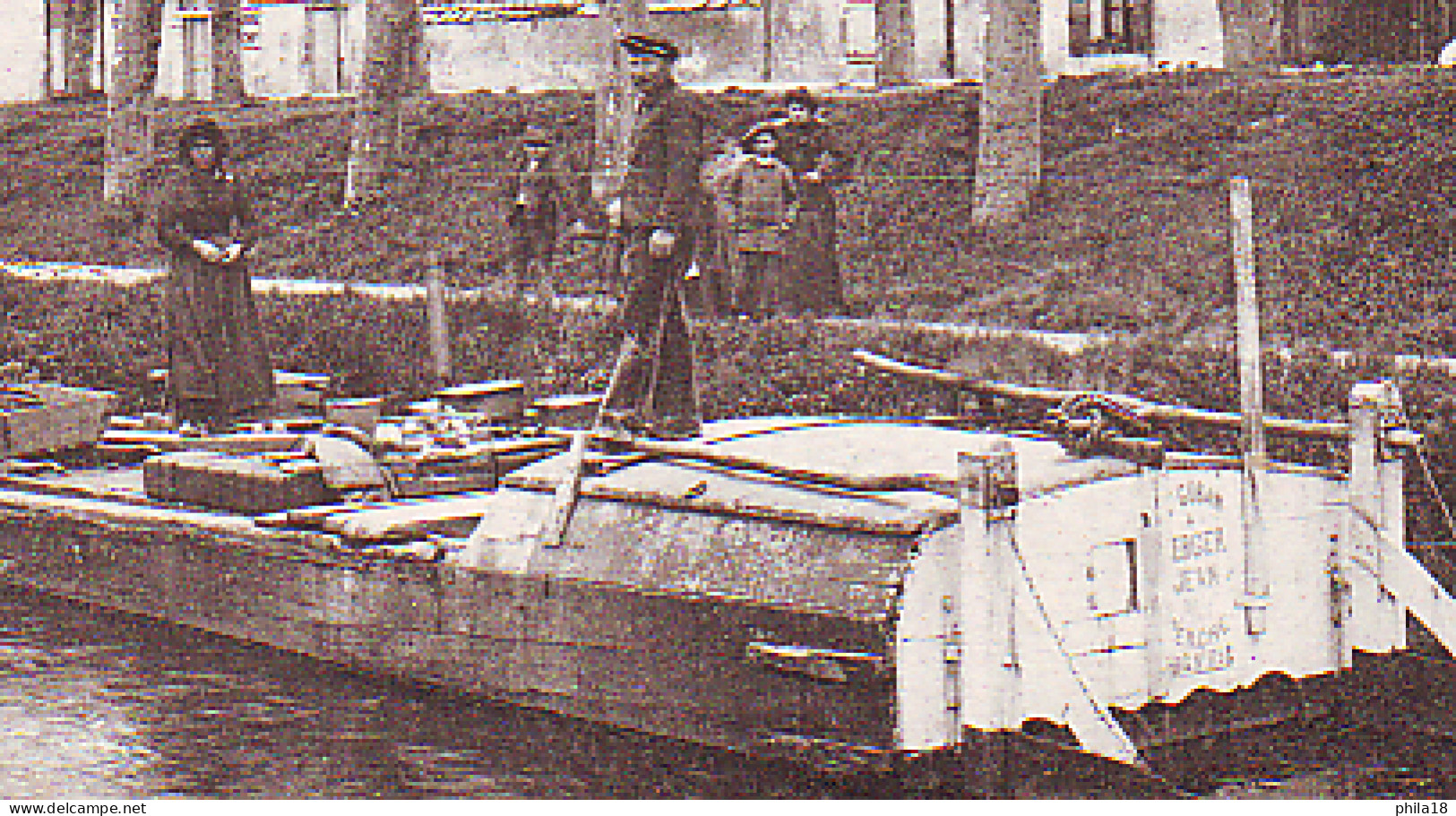 BOURGES CANAL DU BERRY UN CHALAND - CP  ANIMEE -   BATELIER  - SPECTATEURS - Bourges