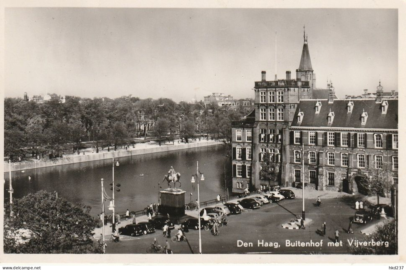 Den Haag Buitenhof Met Vijverberg Levendig Fietsers Oude Auto's # 1954    4544 - Den Haag ('s-Gravenhage)