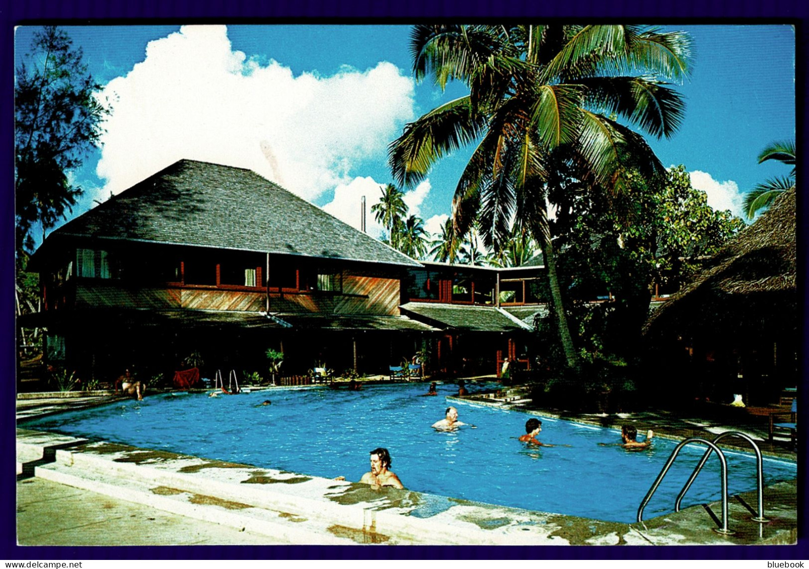 Ref 1647 - Cook Islands Postcard - Rarotongan Hotel Swimming Pool - Pacific Island - Cookeilanden