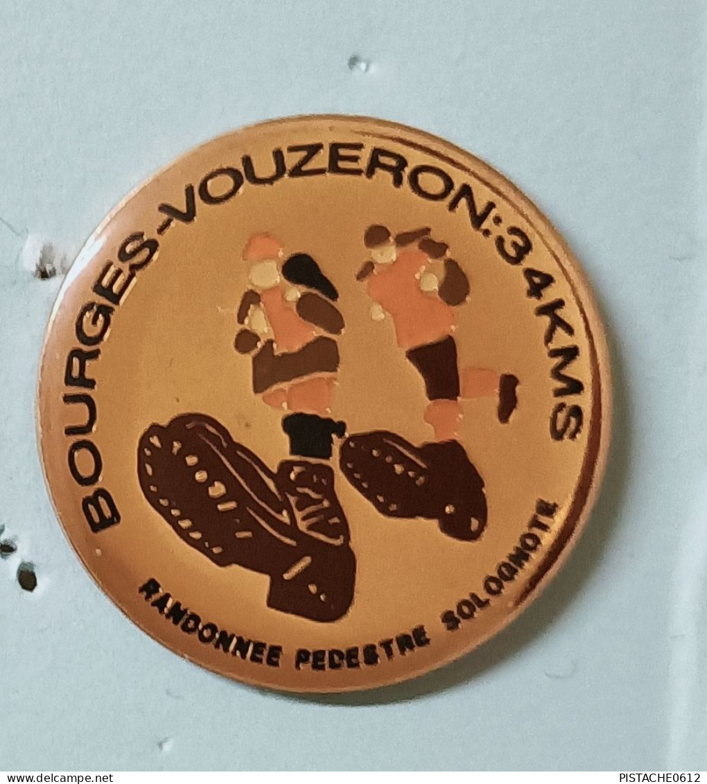 Pin's Bourges Vouzeron 34 Kms Randonnée Pedestre Solognote - Andere & Zonder Classificatie