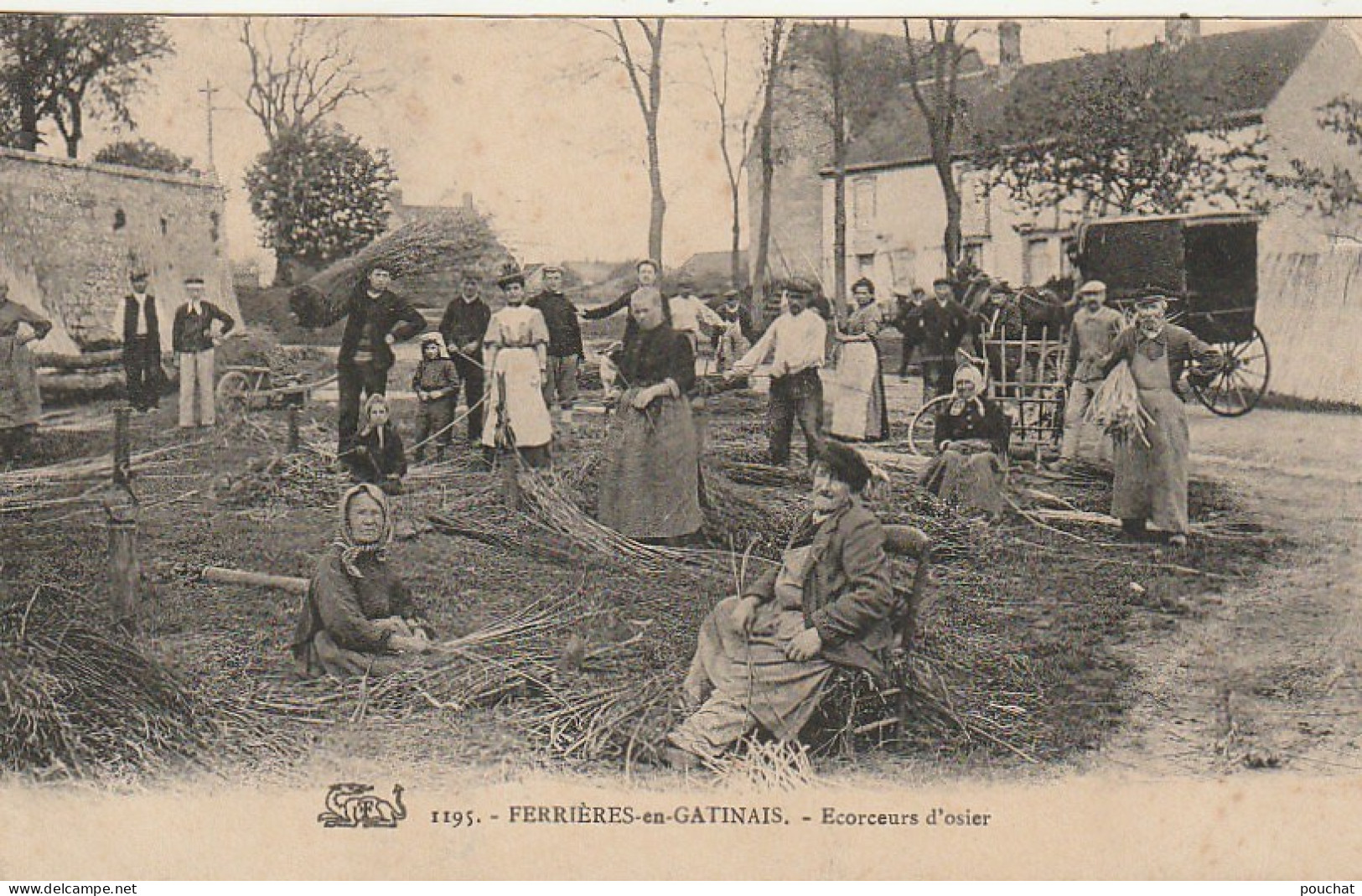 ZA 8-(45) FERRIERES EN GATINAIS - ECORCEURS D' OSIER - VIEUX METIER - ANIMATION - 2 SCANS - Artesanal