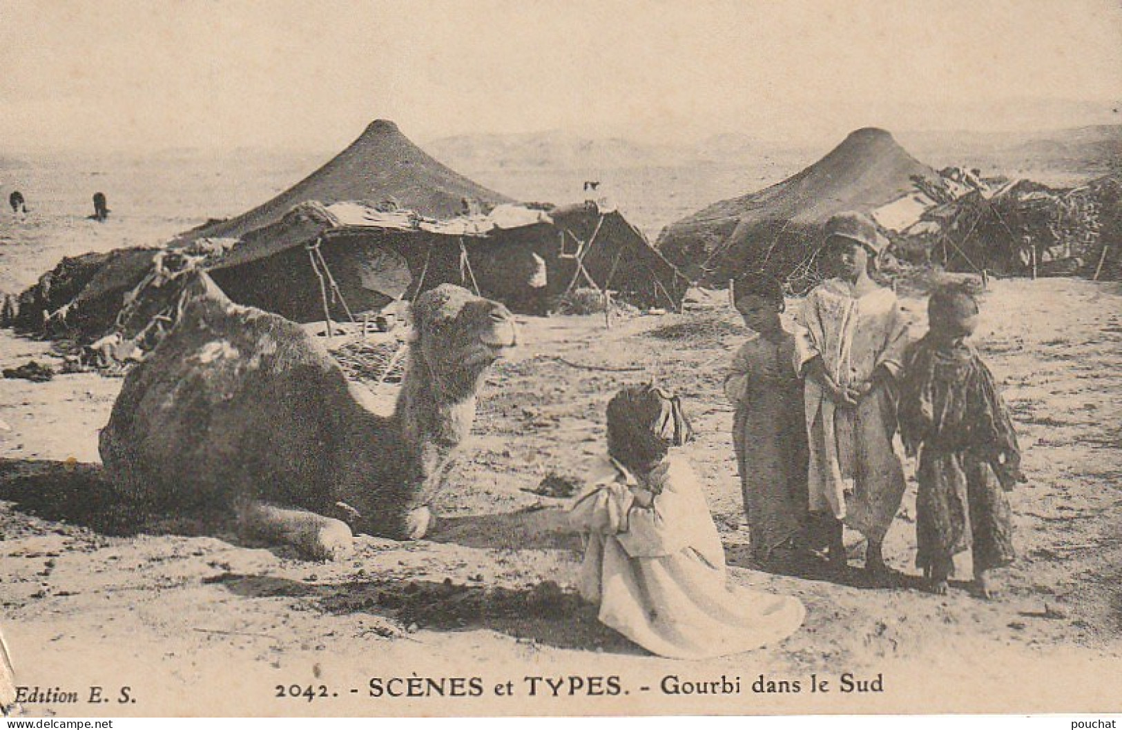 ZA 14- GOURBI DANS LE SUD - ENFANTS DEVANT LE CAMPEMENT - EDIT. E S - 2 SCANS - África