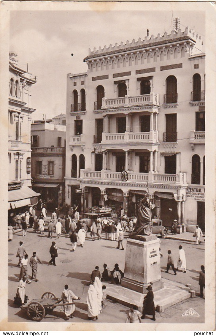 ZA 15- TUNIS ( TUNISIE ) - PLACE DU CARDINAL LAVIGERIE ET CONSULAT ANGLAIS - ANIMATION  - 2 SCANS - Tunesië