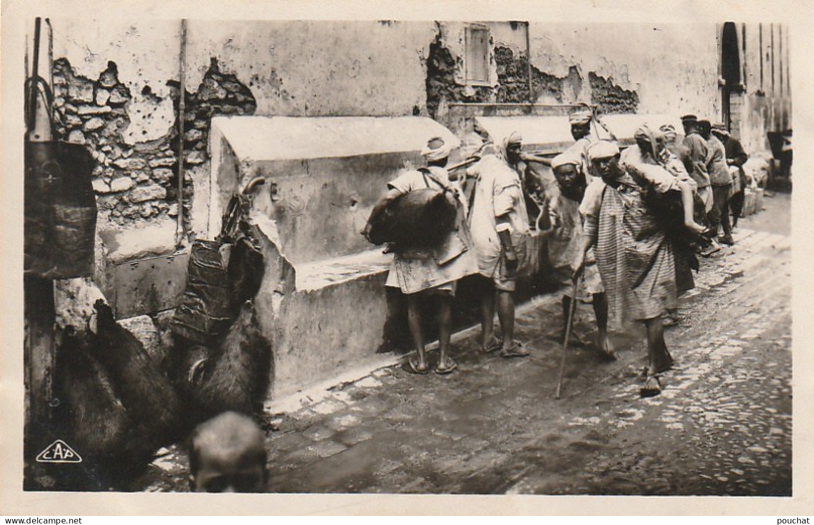 ZA 16- SCENES ET TYPES DU MAROC - PORTEURS D' EAU AU MAROC - 2 SCANS - Street Merchants