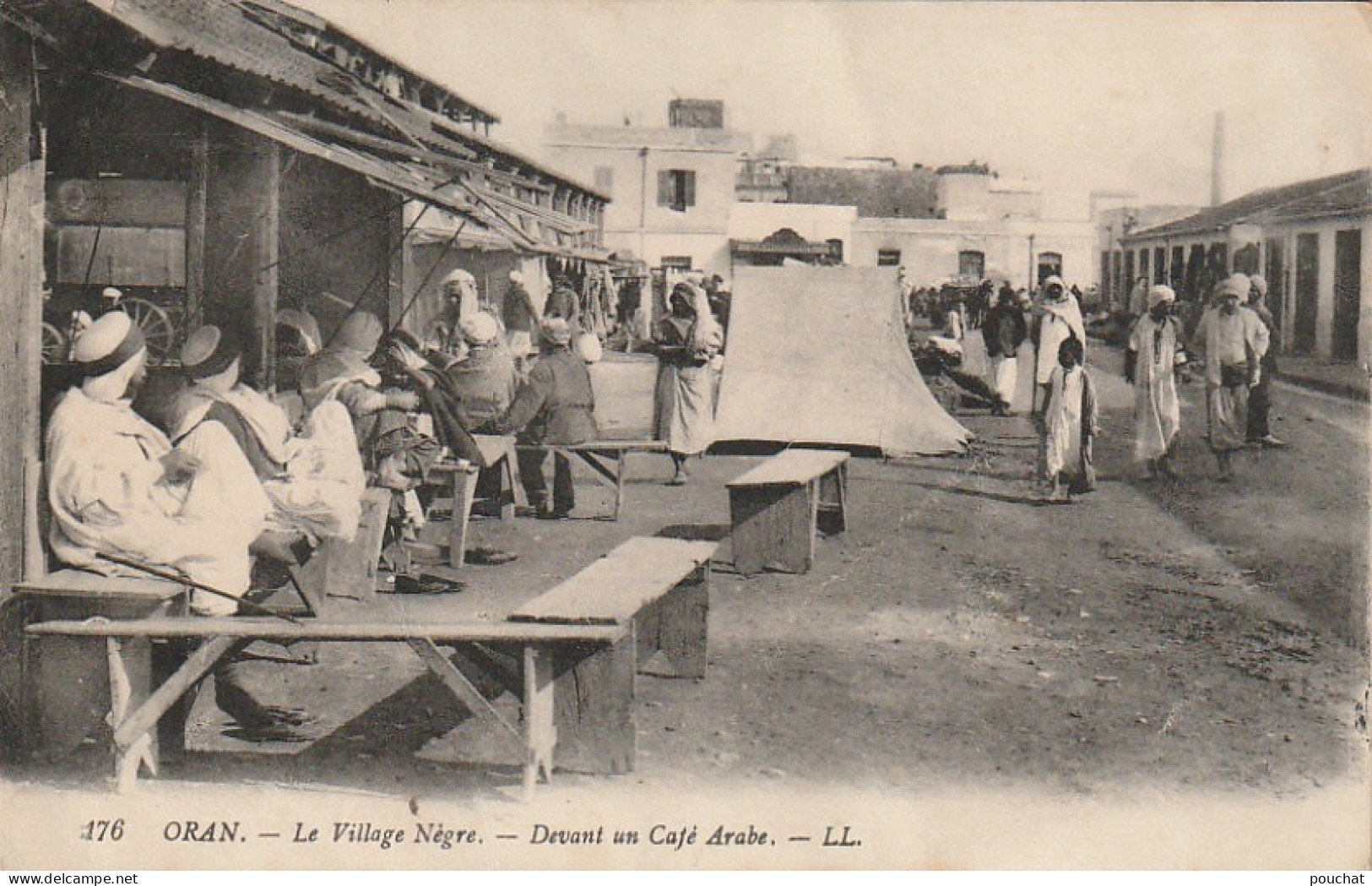 ZA 19- ORAN ( ALGERIE ) - LE VILLAGE NEGRE - DEVANT UN CAFE ARABE - 2 SCANS - Oran