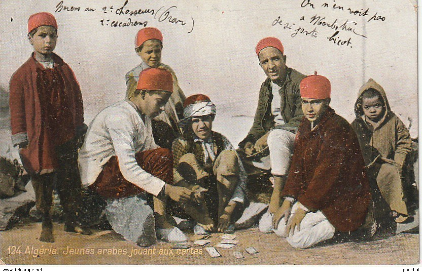 ZA 19-  ALGERIE - JEUNES ARABES JOUANT AUX CARTES - CARTE COLORISEE - 2 SCANS - África