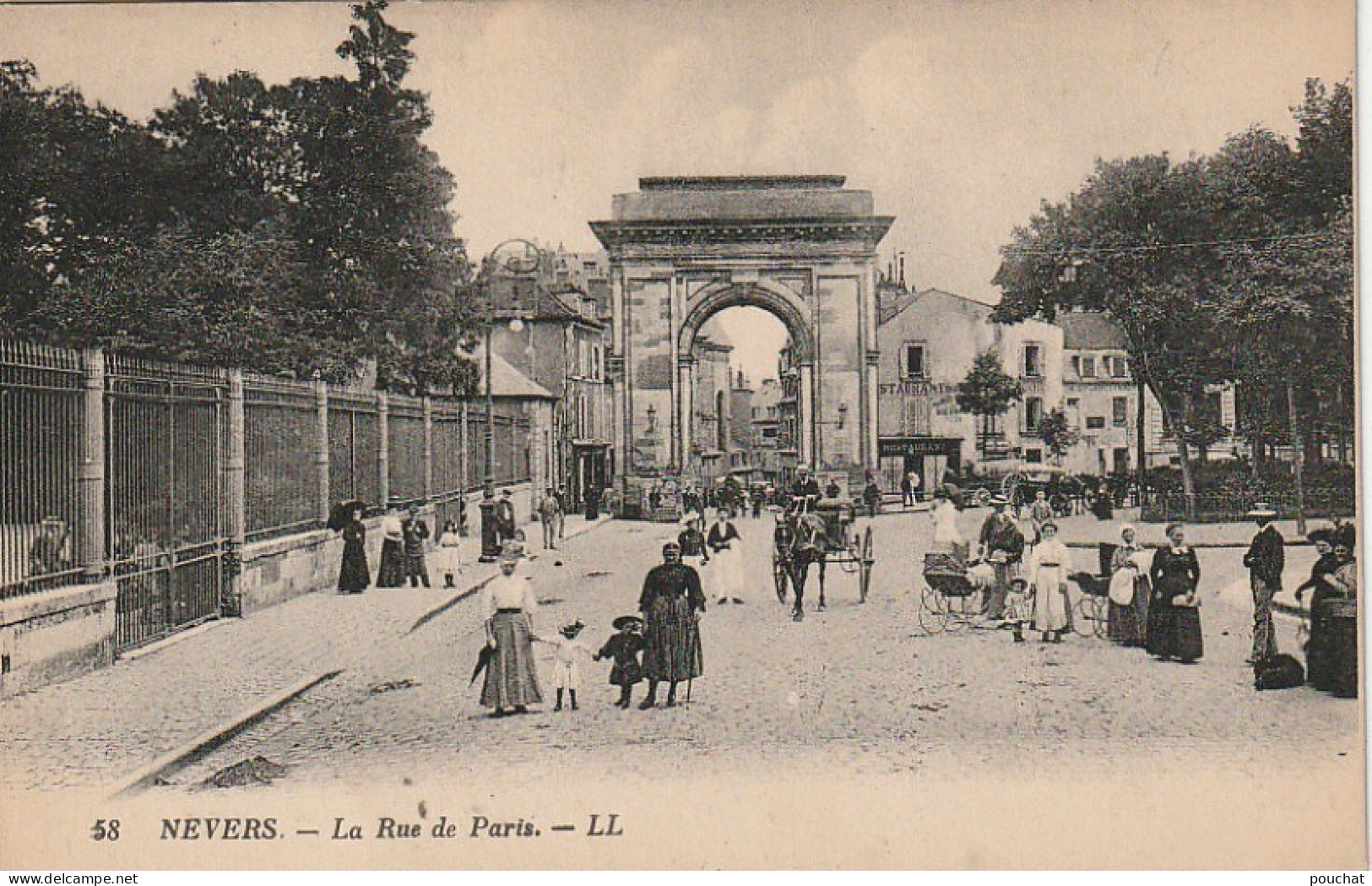 ZA 26-(58) NEVERS - LA RUE DE PARIS - ANIMATION - NURSES , LANDAUS - CALECHE - 2 SCANS - Nevers