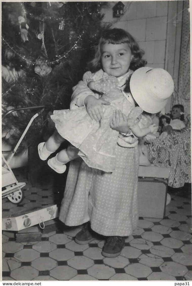 Photo D'une Petite Fille Avec Sa Poupée Le Jour De Noël  1957 - Personnes Anonymes