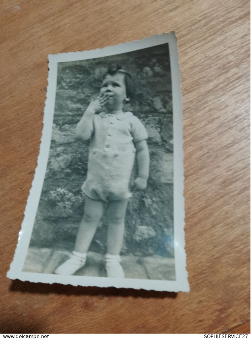 563 // PHOTO ANCIENNE / JEUNE ENFANT 7 X 11 CMS - Personnes Anonymes