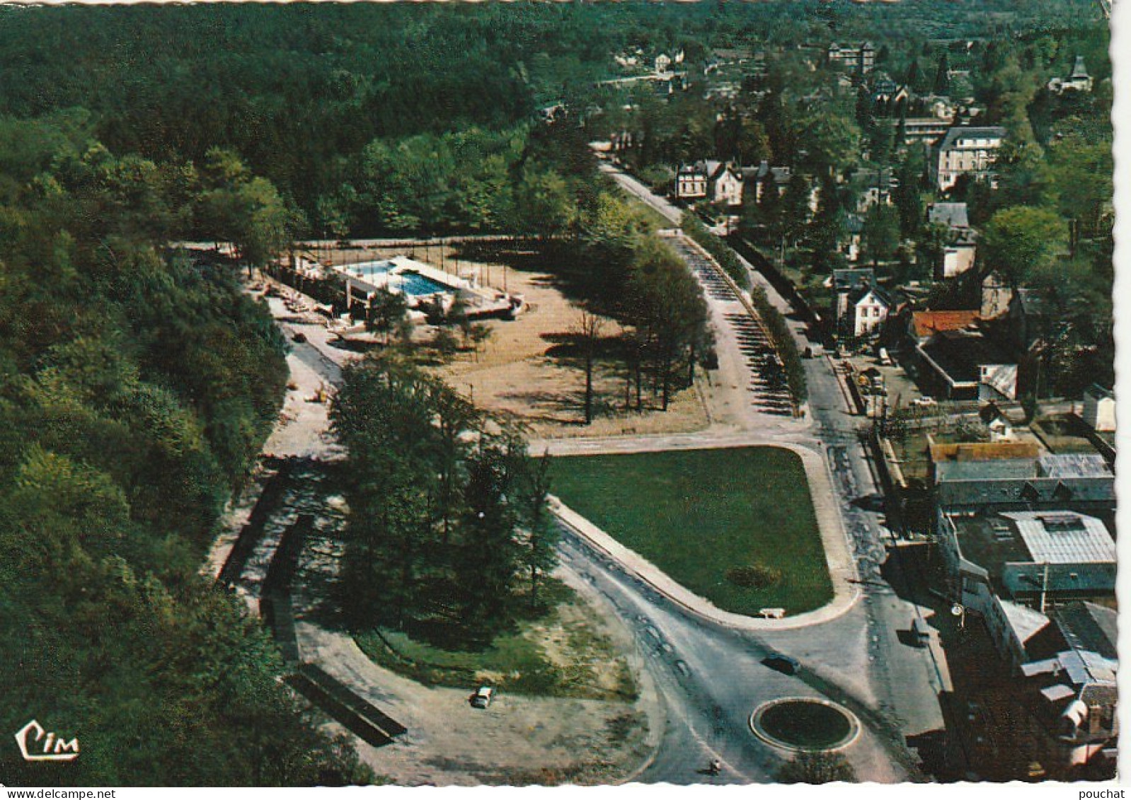 Z+ -(61) BAGNOLES DE L' ORNE - VUE AERIENNE DE LA PISCINE VERS LA FORET D' ANDAINE - CARTE COULEURS - 2 SCANS - Bagnoles De L'Orne