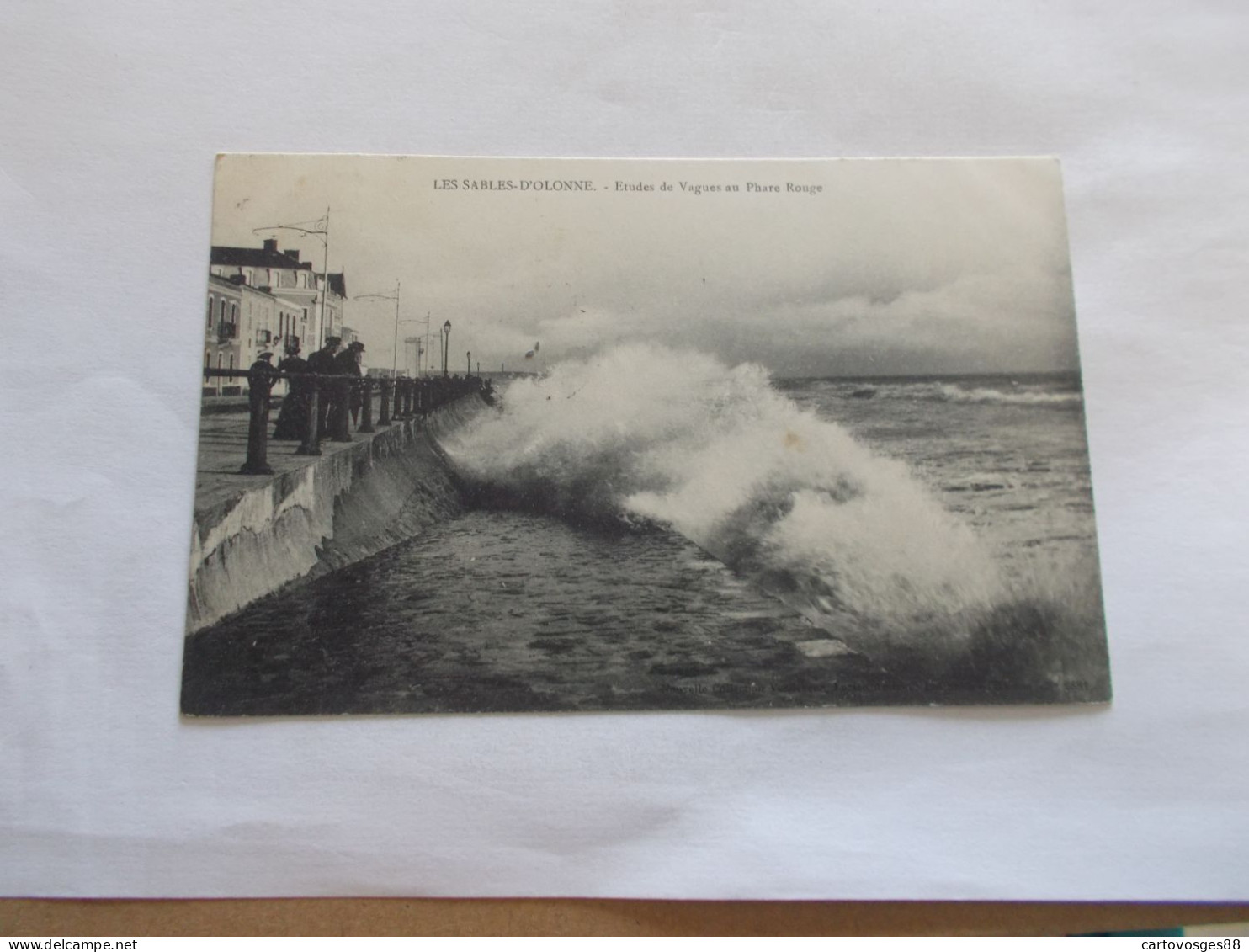 LES SABLES D OLONNE ( 85 Vendee ) ETUDES DE VAGUES AU PHARE ROUGE  ANIMEES 1909 - Sables D'Olonne