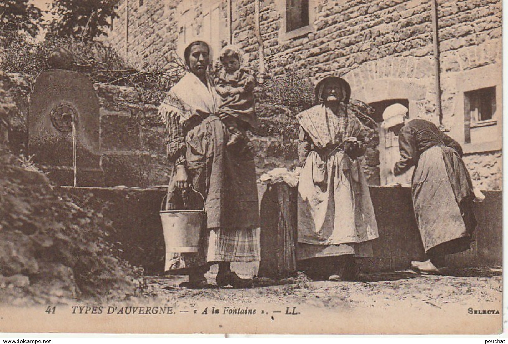 Z+ 11- TYPES D' AUVERGNE - A LA FONTAINE - FEMMES AVEC SEAU ET LINGE - 2 SCANS - Auvergne