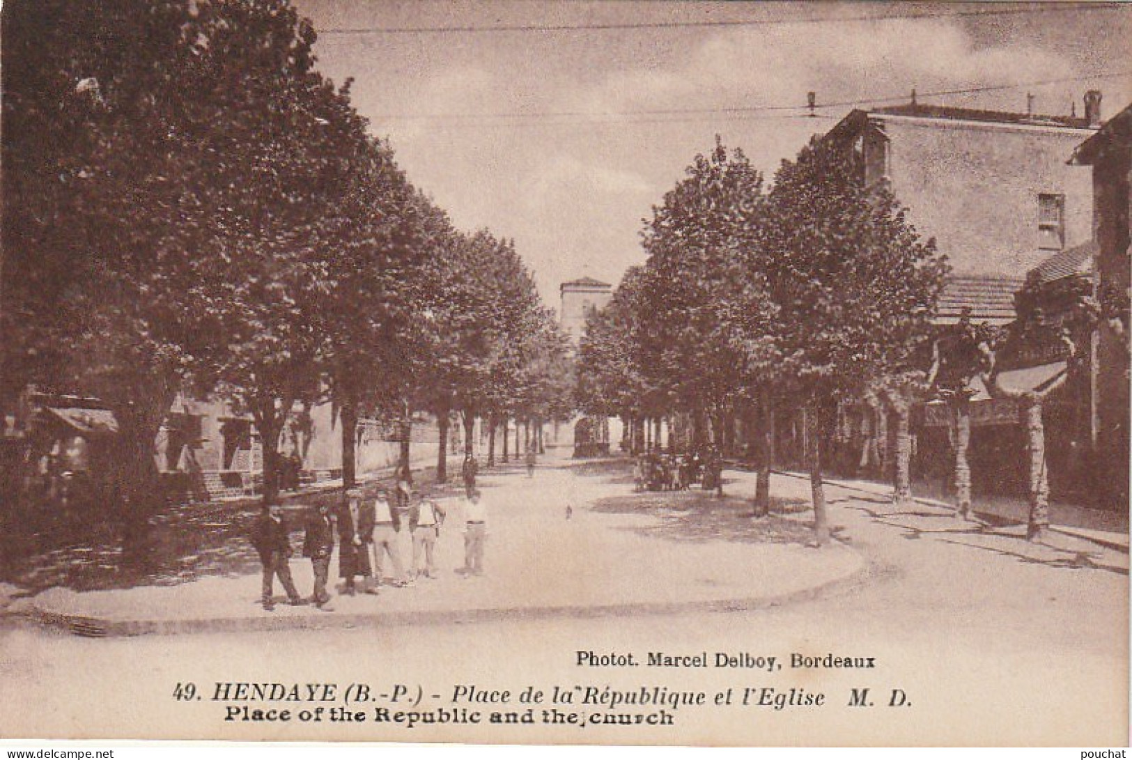 Z+ 13-(64) HENDAYE - PLACE DE LA REPUBLIQUE ET L' EGLISE - ANIMATION - 2 SCANS - Hendaye