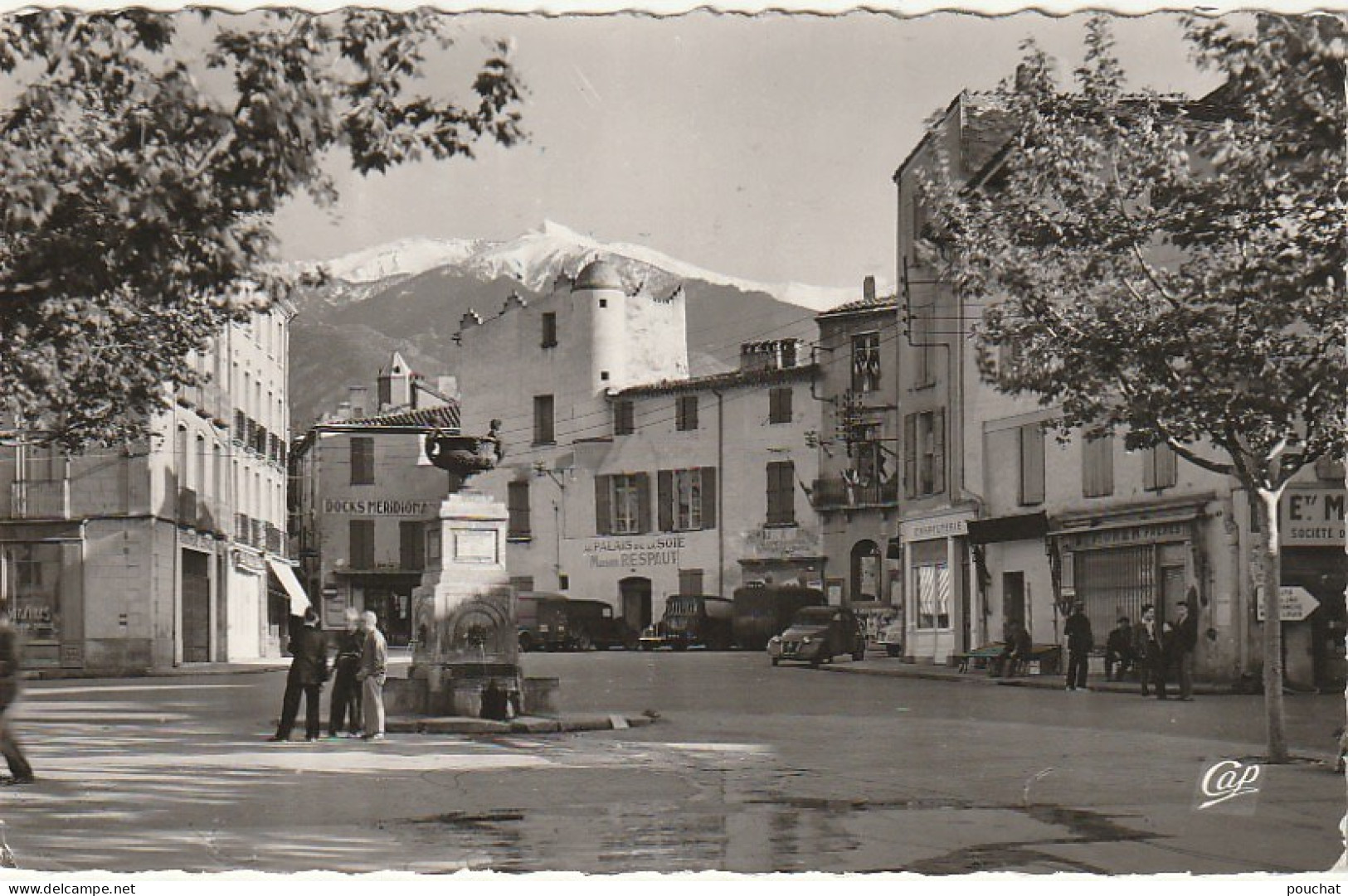 Z+ 16-(66) PRADES - PLACE DE LA REPUBLIQUE ET VUE VERS LE CANIGOU - ANIMATION - PALAIS DE LA SOIE , MAISON RESPAUT - Prades