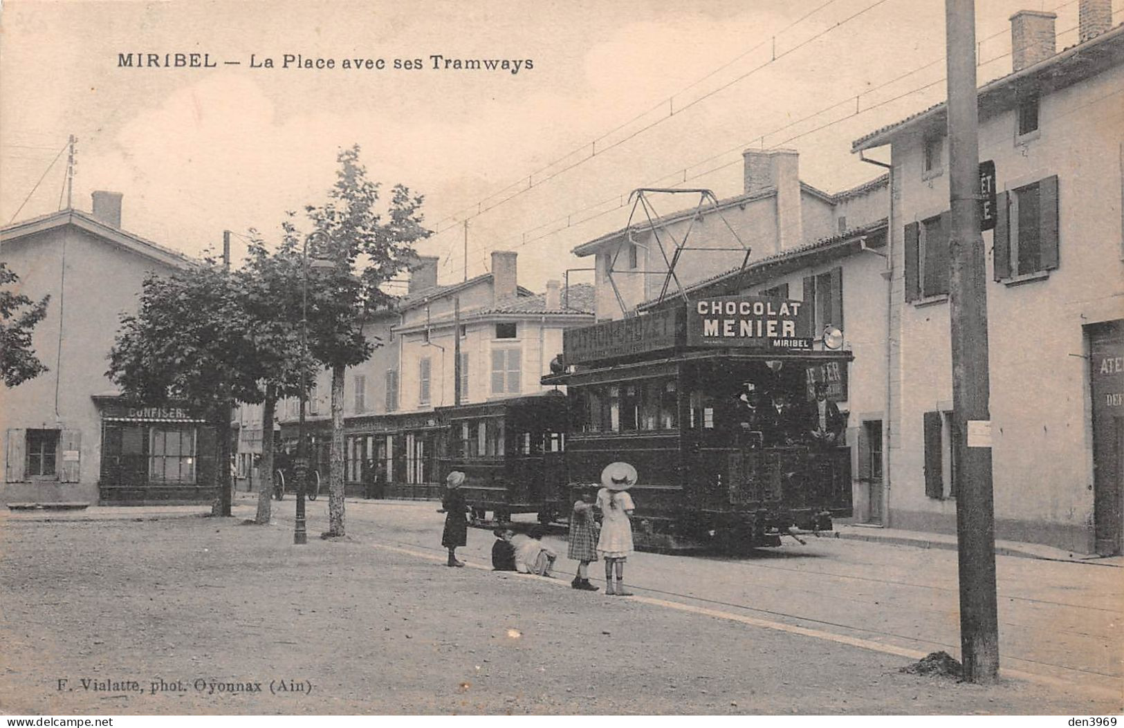 MIRIBEL (Ain) - La Place Avec Ses Tramways - Publicité Chocolat Menier - Voyagé 1908 (2 Scans) Cannes 16 Rue Des Marches - Unclassified