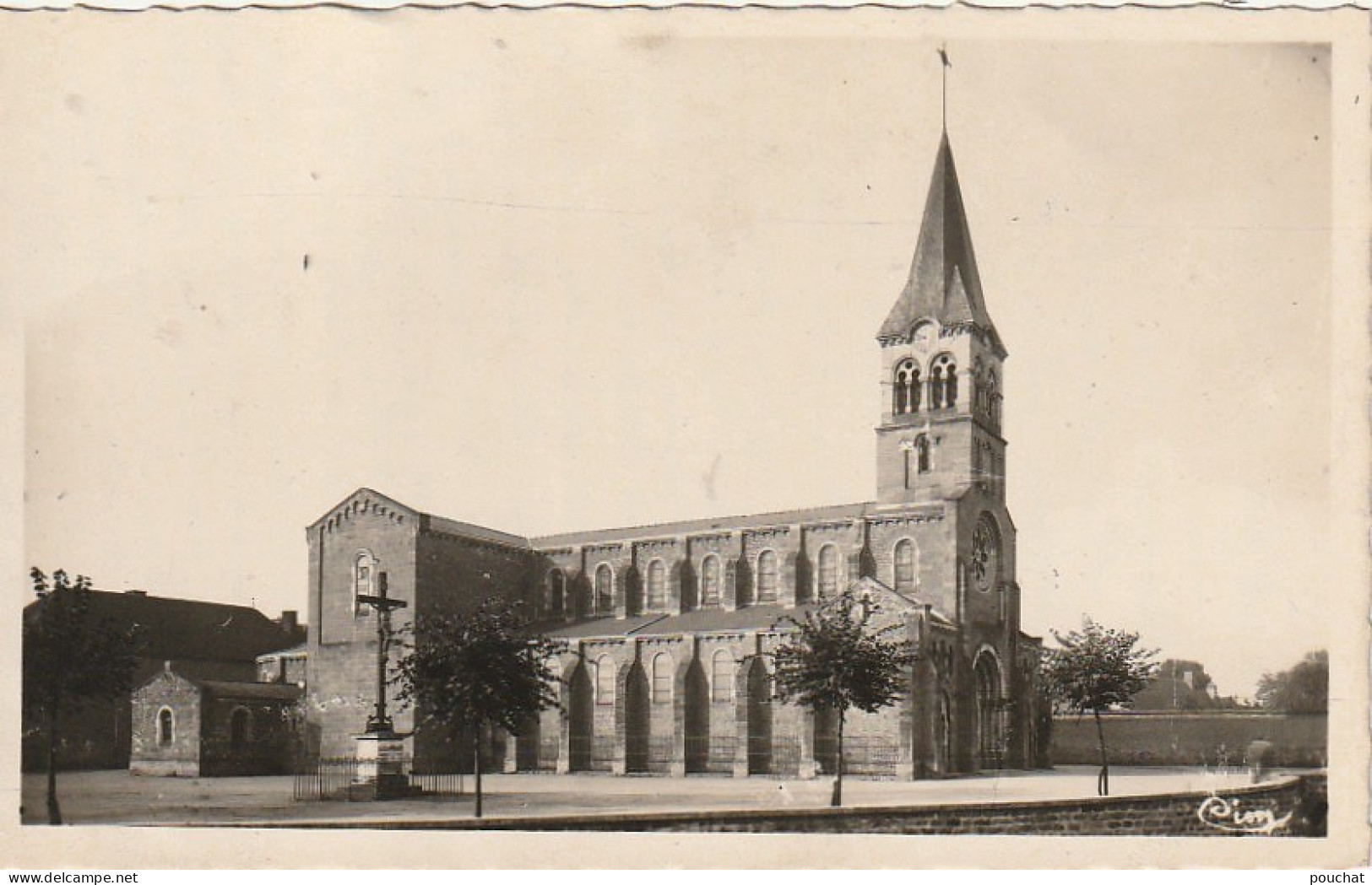 Z+ 21-(71) GUEUGNON - L' EGLISE - 2 SCANS - Gueugnon