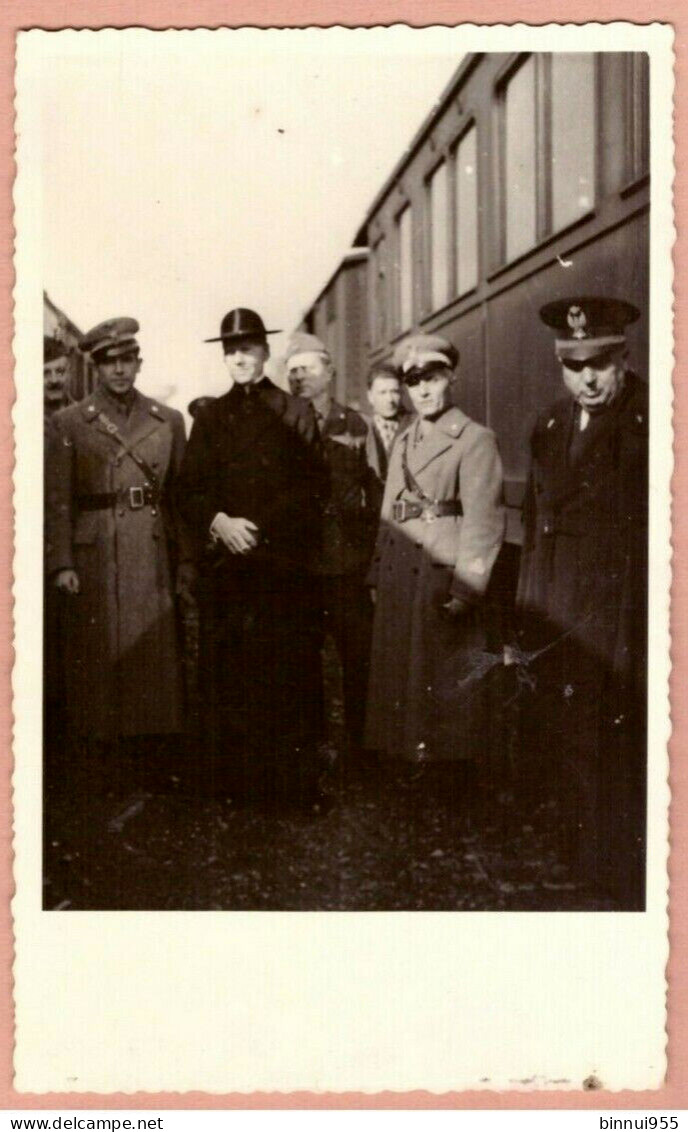 Foto/Cartolina Ricordo Sacerdote Con Un Gruppo Di Militari In Stazione - Non Viaggiata - Oorlog 1939-45