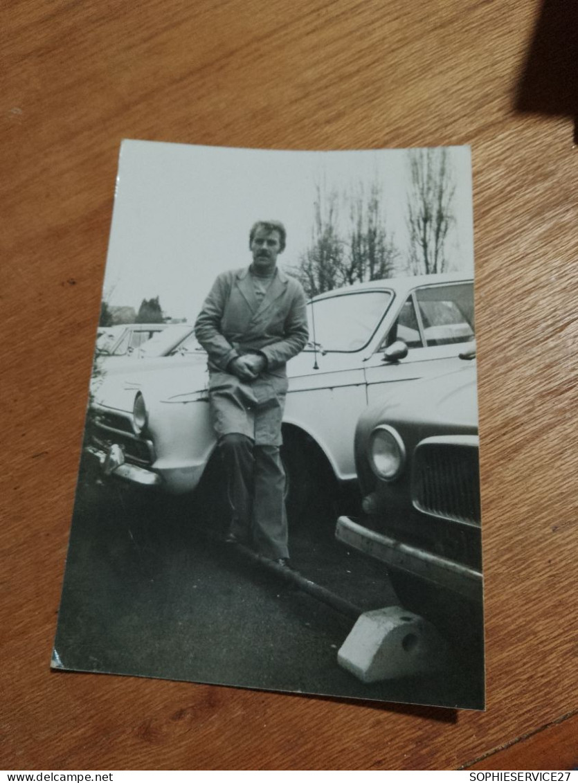 563 //   PHOTO 1978 / HOMME ET VOITURES ANCIENNES  12 X 9 CMS - Coches