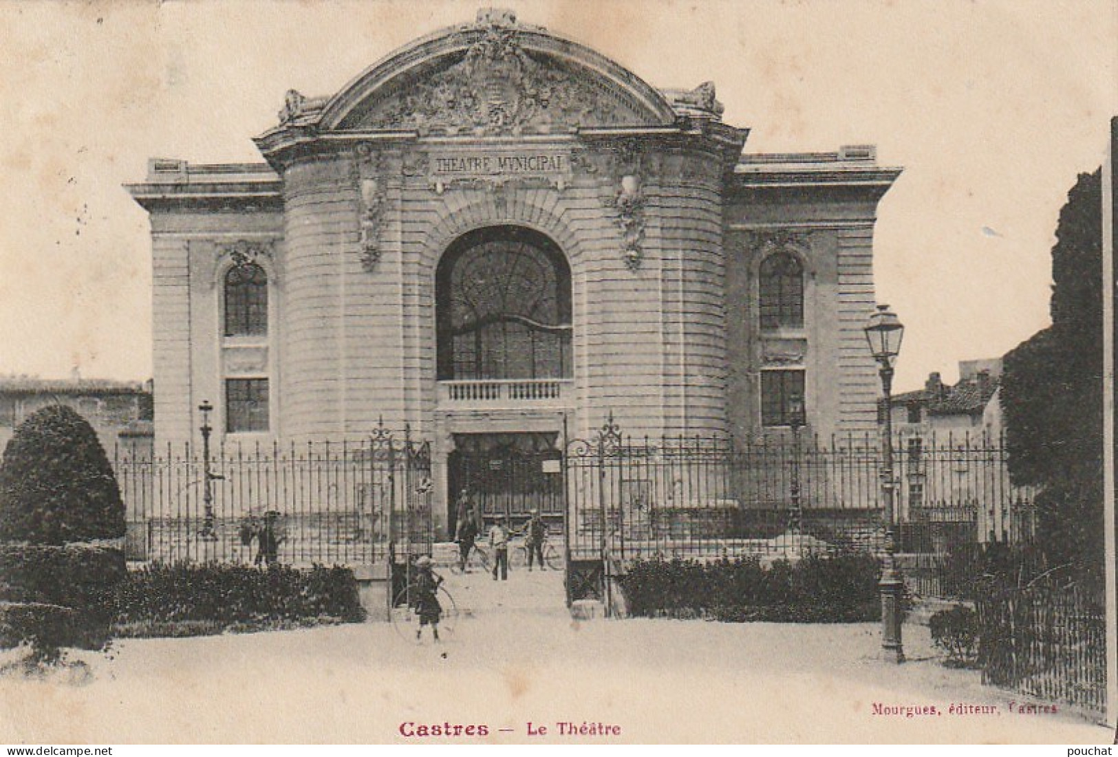 Z++ 10-(81) CASTRES - LE THEATRE - ANIMATION - ENFANT AVEC CERCEAU , CYCLISTES - EDIT. MOURGUES , CASTRES - 2 SCANS - Castres