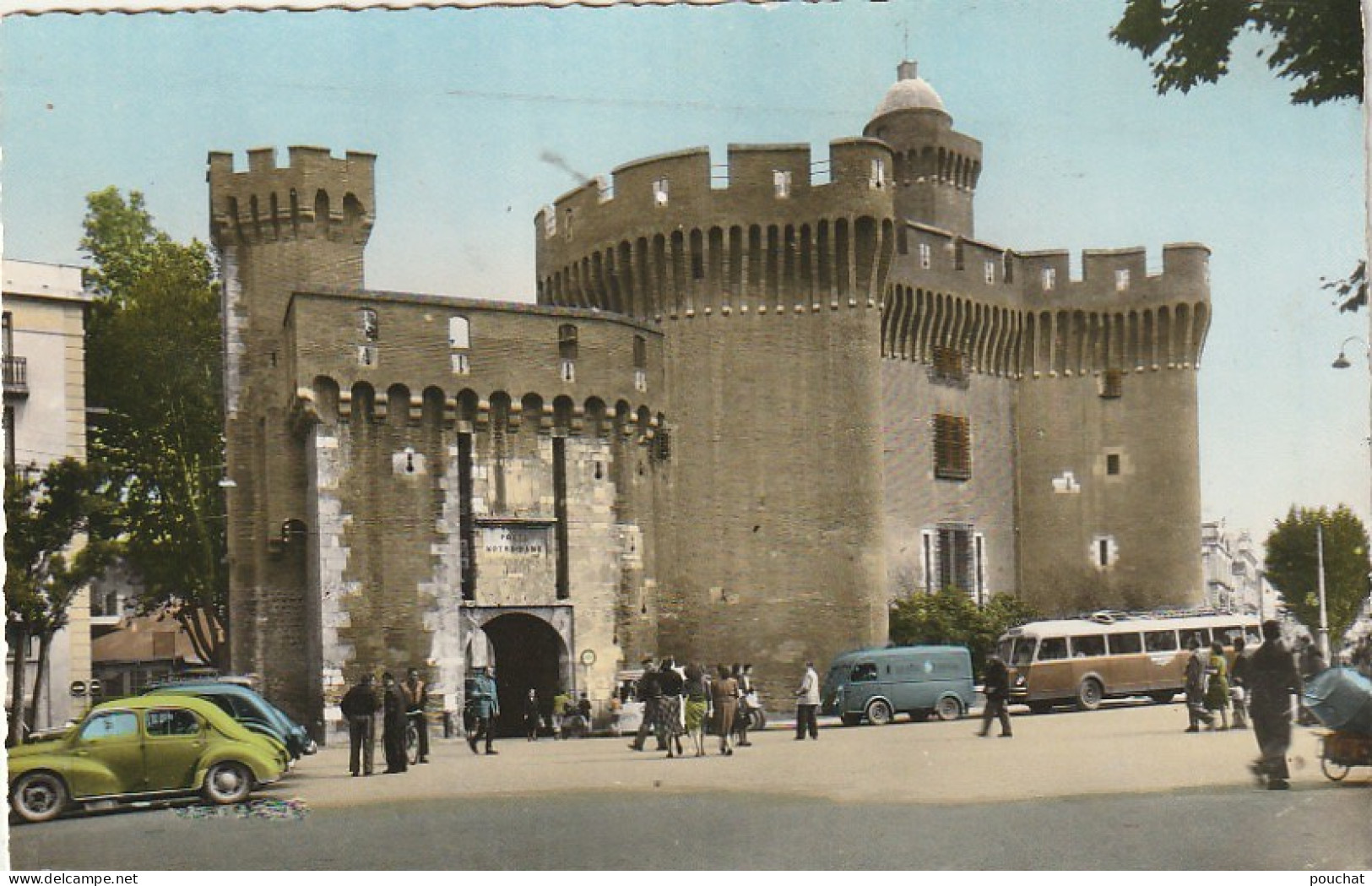 Z+ Nw 32-(66) PERPIGNAN - LE CASTILLET - ANIMATION - AUTOMOBILES , AUTOBUS - 2 SCANS - Perpignan