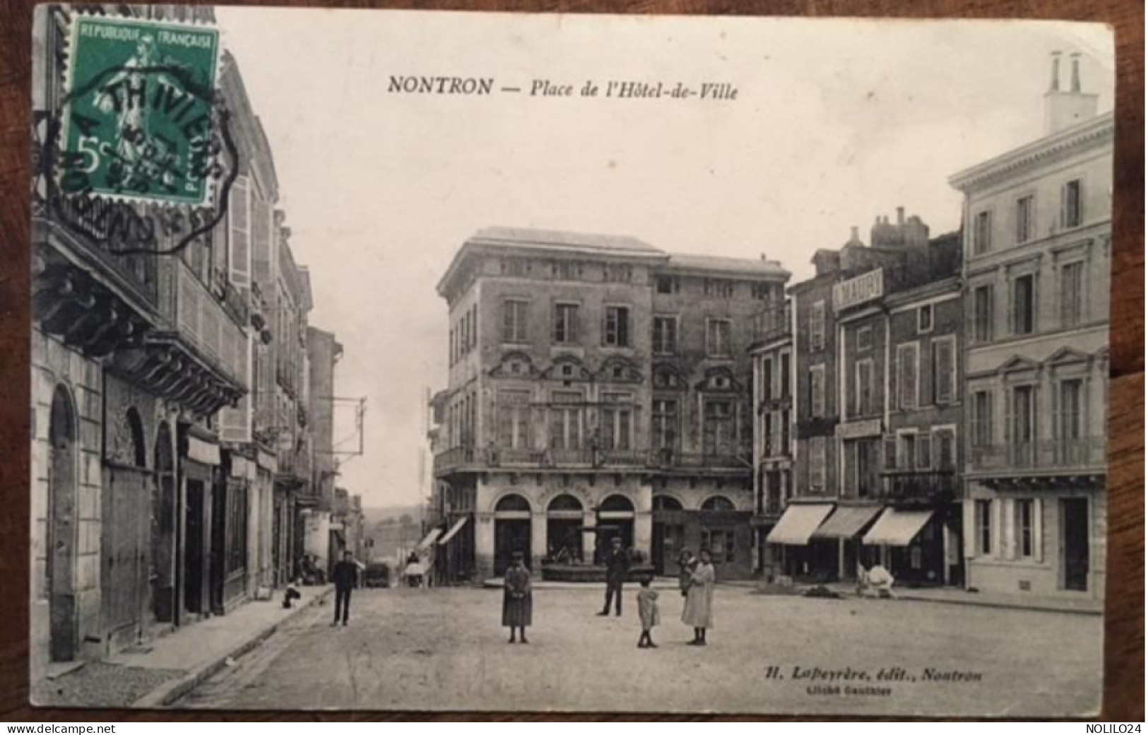 CPA,24, Dordogne, NONTRON, Place De L'Hôtel De Ville, Animée, Commerces, Enseignes Chaussures, Boulangerie Pâtisserie - Nontron