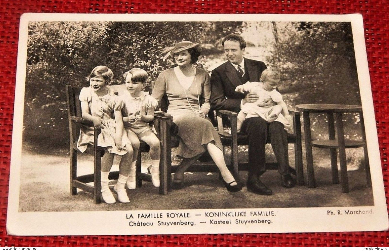 Famille Royale De Belgique - S.M. Le Roi Léopold III, La Reine Astrid Et Les Enfants Royaux Au Château De Stuyvenberg - Königshäuser